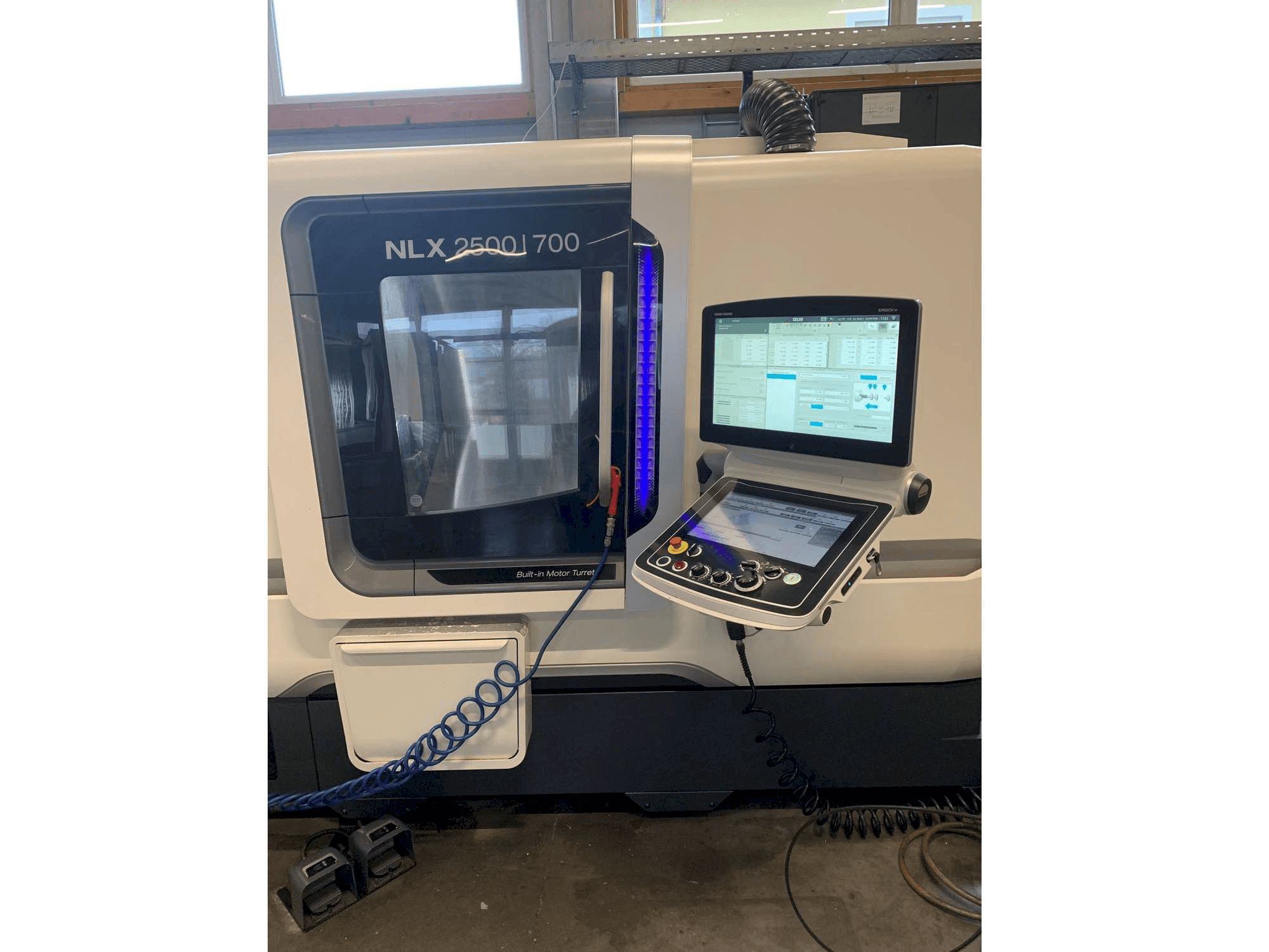 Widok z przodu maszyny DMG MORI NLX 2500/700