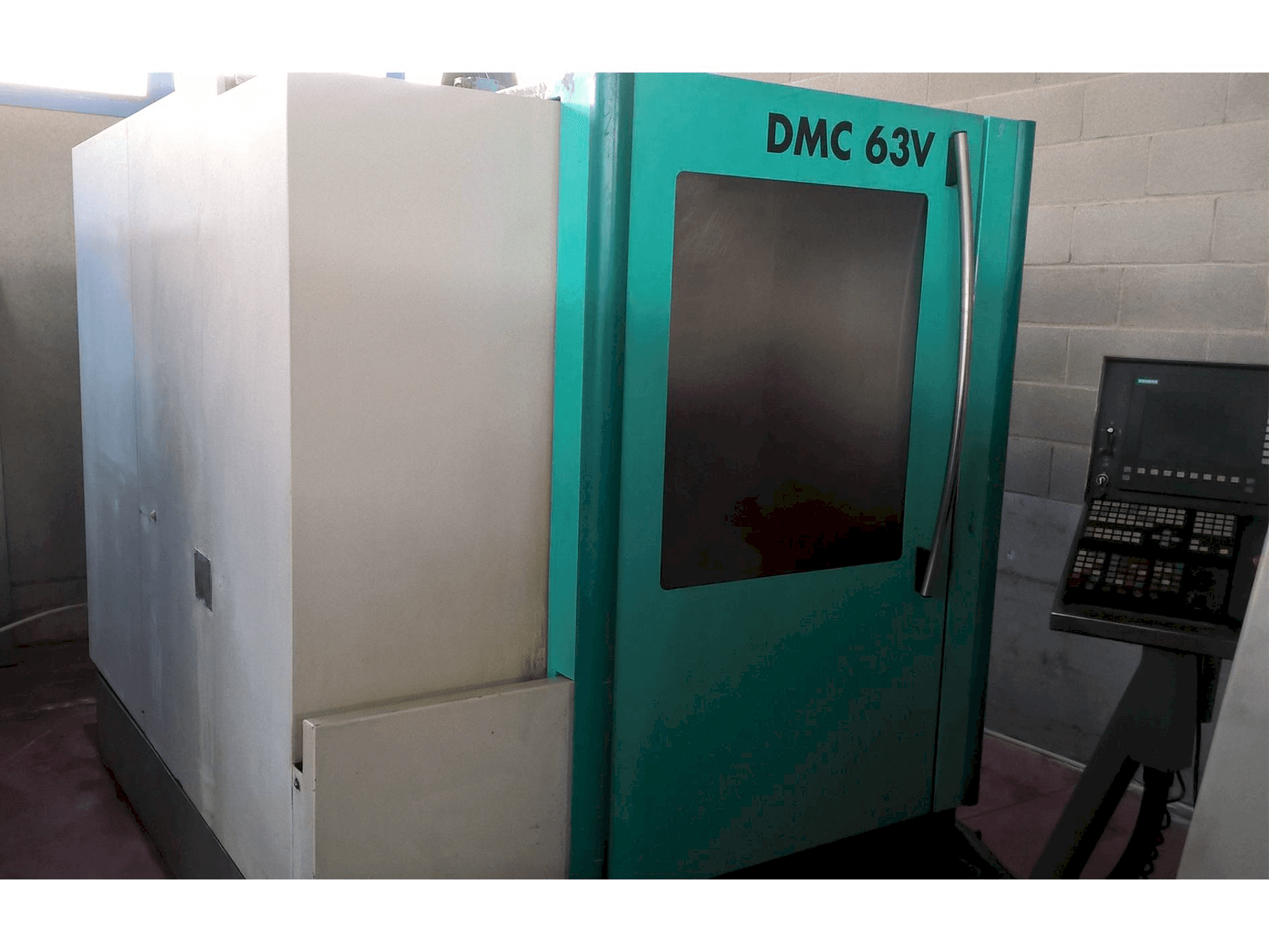 Widok z przodu maszyny DECKEL MAHO DMC 63V