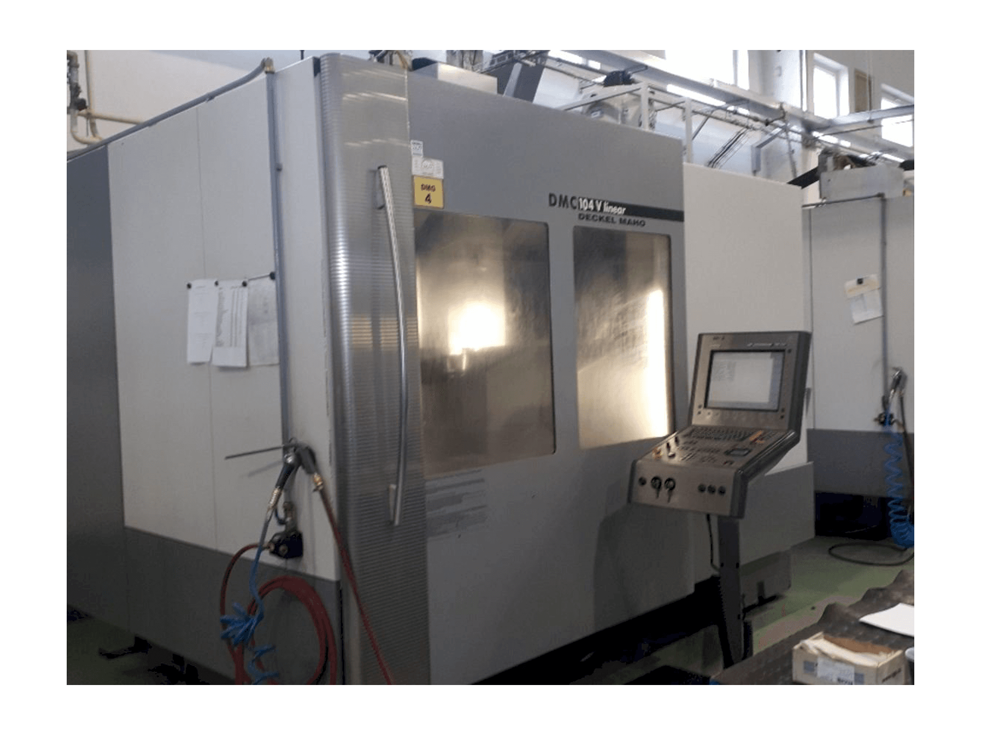 Widok z przodu maszyny DECKEL MAHO DMC 104 linear