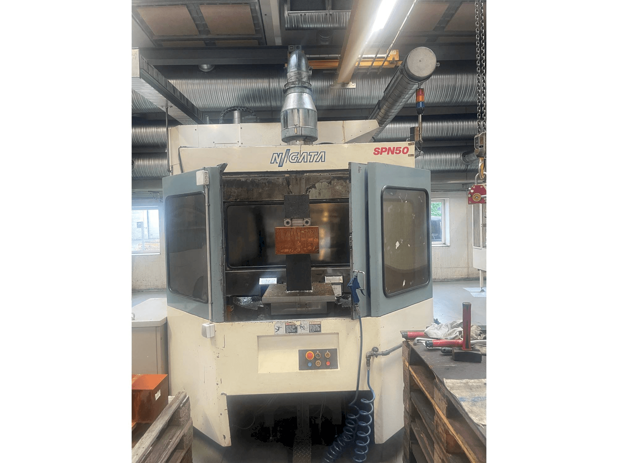 Widok z przodu maszyny Niigata SPN 50