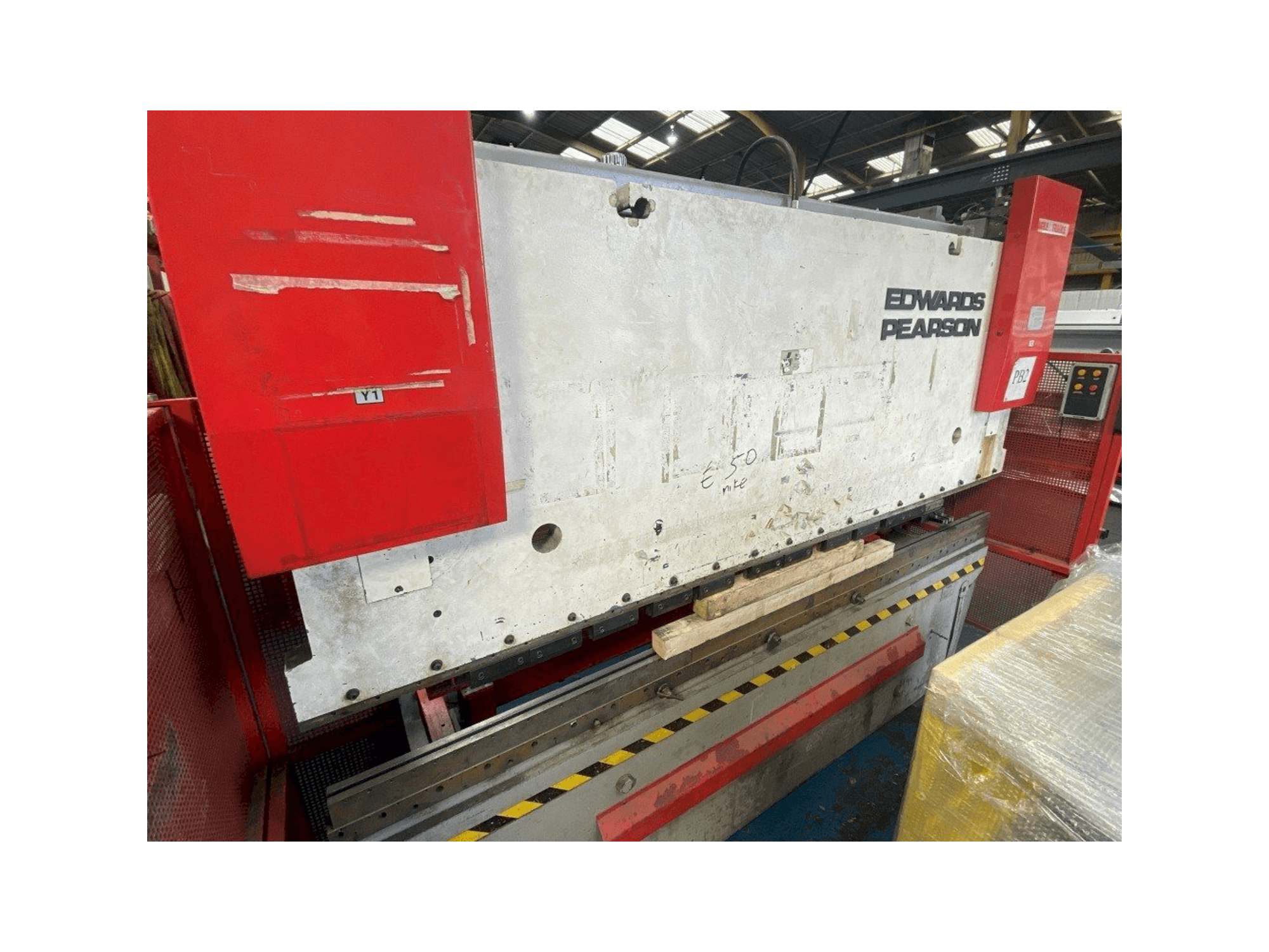 Widok z przodu maszyny EDWARDS PEARSON PR6 100/3100