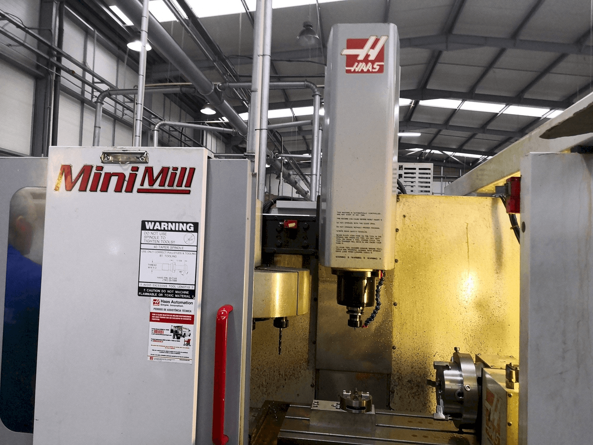 Widok z przodu maszyny HAAS Mini Mill CE