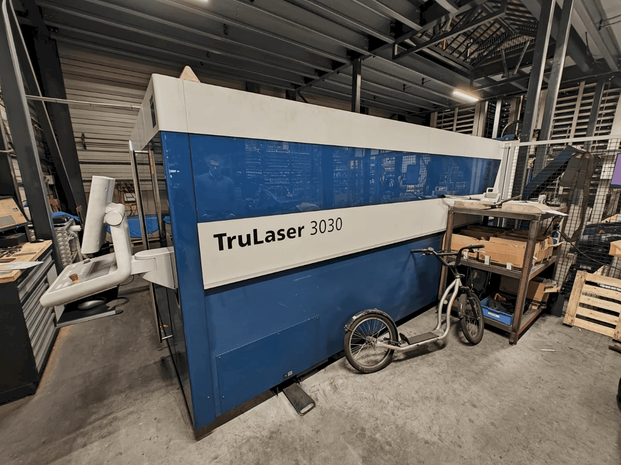 Widok z przodu maszyny TRUMPF TruLaser 3030 Fiber