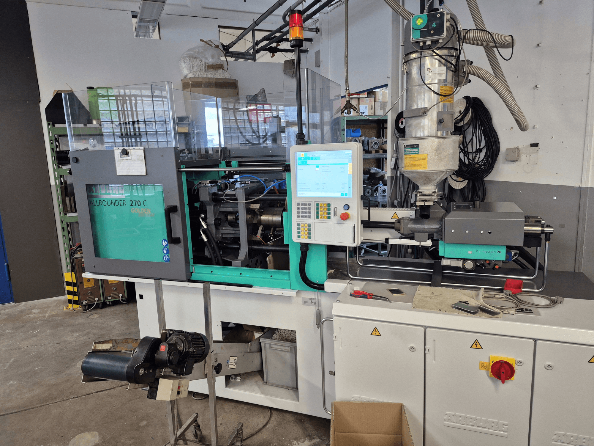 Hydrauliczna wtryskarka Arburg Allrounder 270 C 400-70, widok z przodu z widocznym panelem sterowania i zbiornikiem na surowiec.