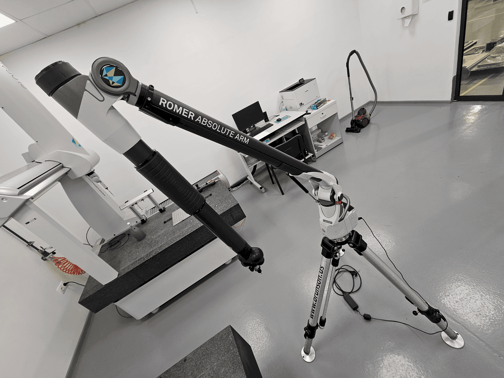 Widok z przodu maszyny ROMER Absolute Arm 7730