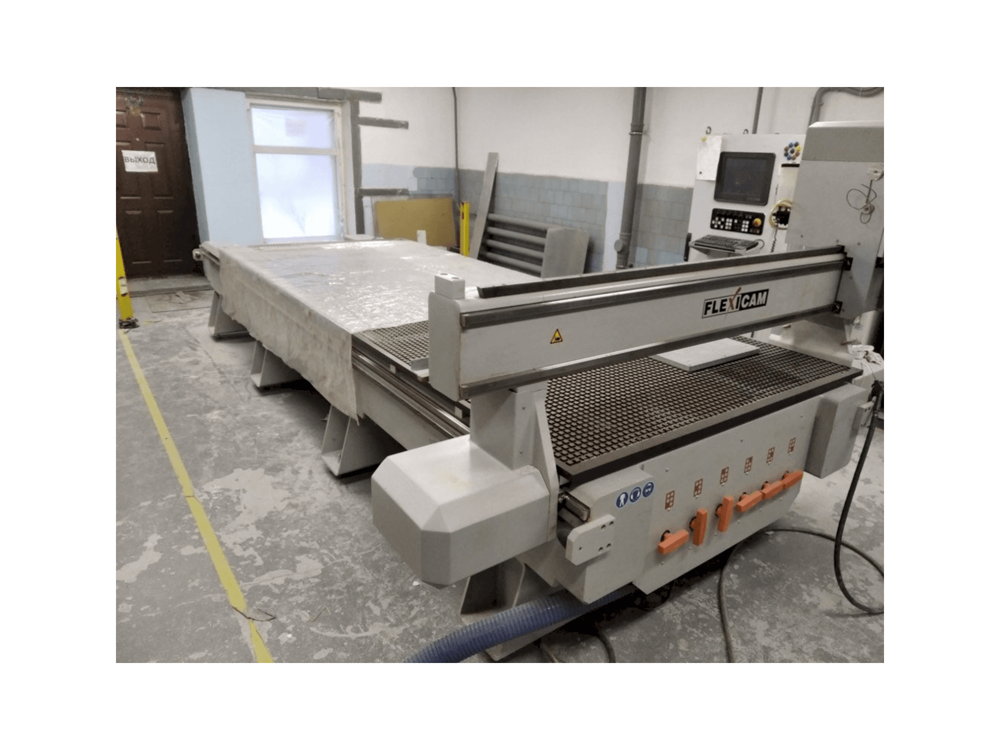 Widok z przodu maszyny Becker FLEXICAM 1540