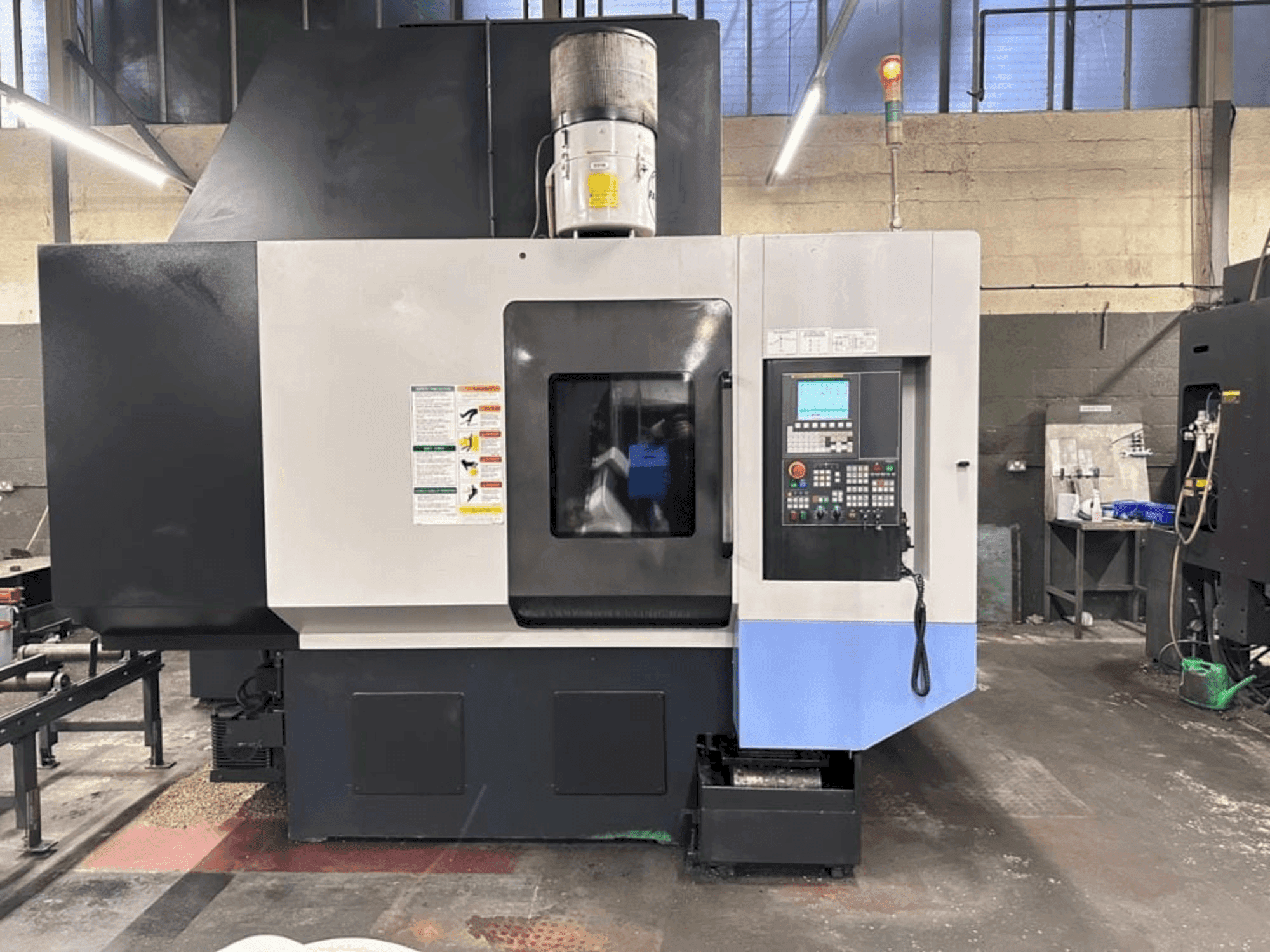 Widok z przodu maszyny DOOSAN VC-510