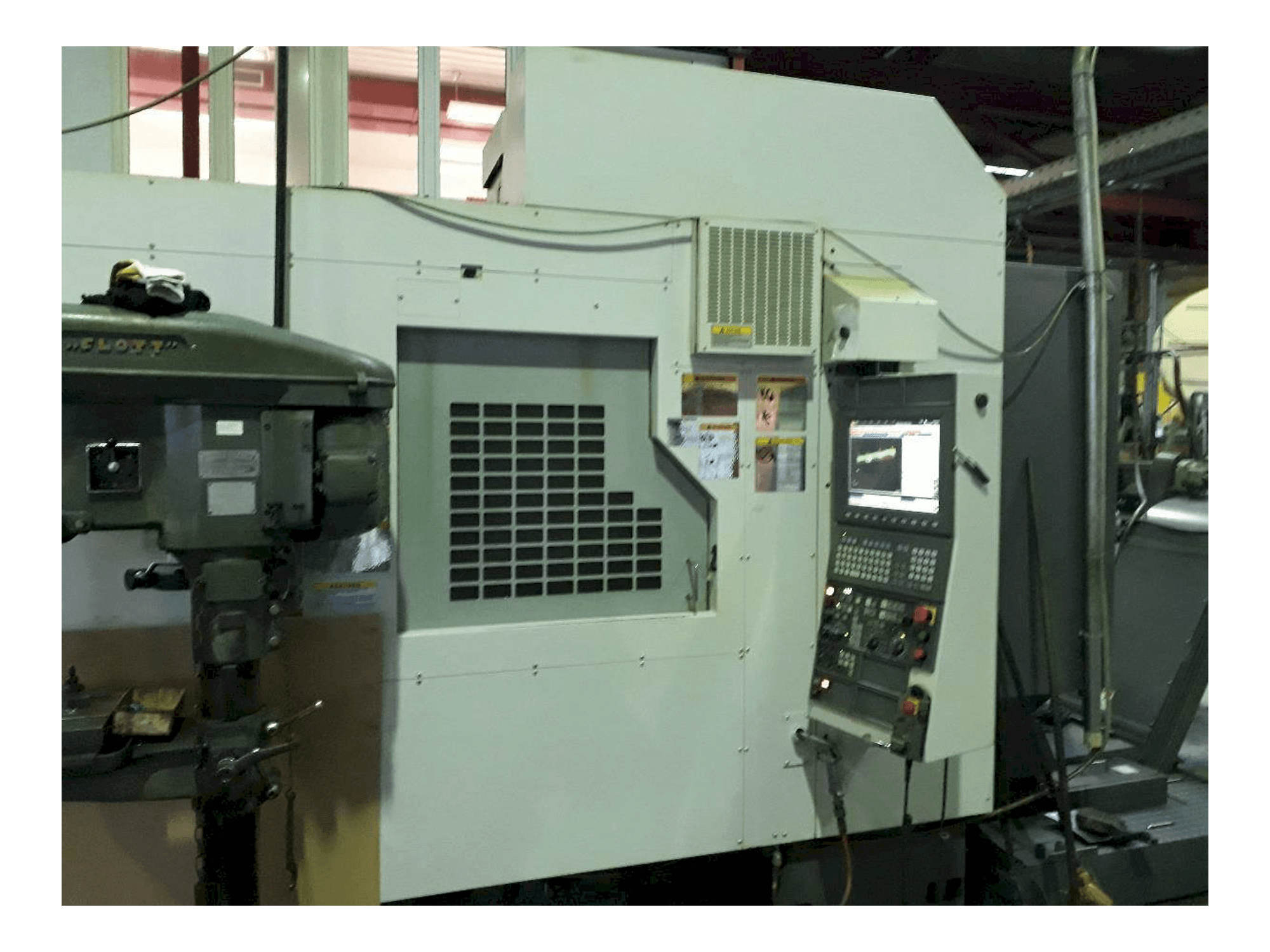 Widok z przodu maszyny Okuma ACE Center MF-46VA