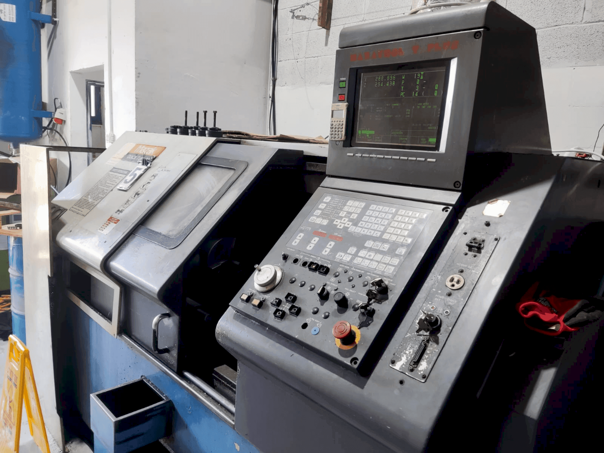 Widok z przodu maszyny Mazak Quick Turn 20 (1996)
