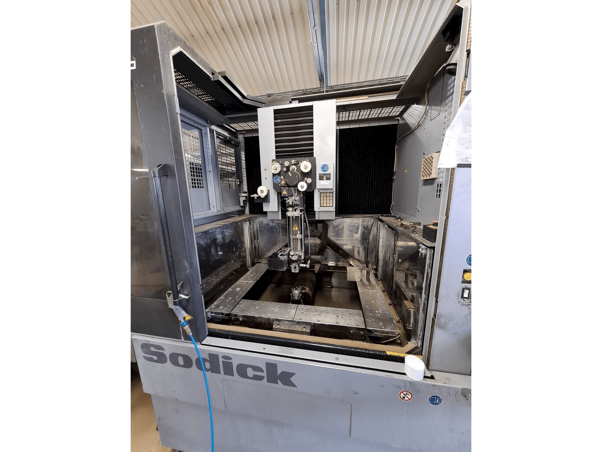 Widok z przodu maszyny Sodick AQ750L