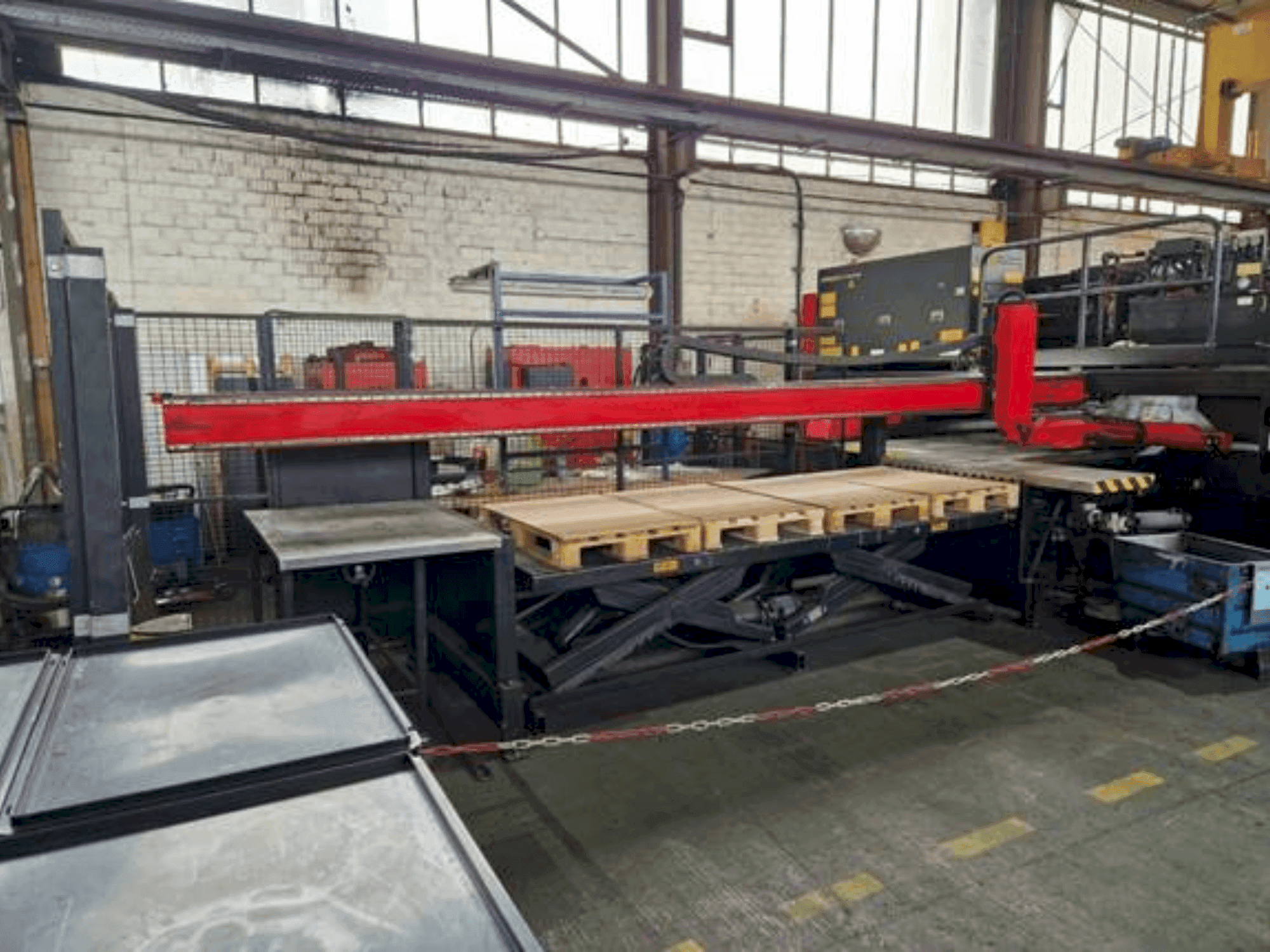 Widok z przodu maszyny AMADA AP3-2610 V