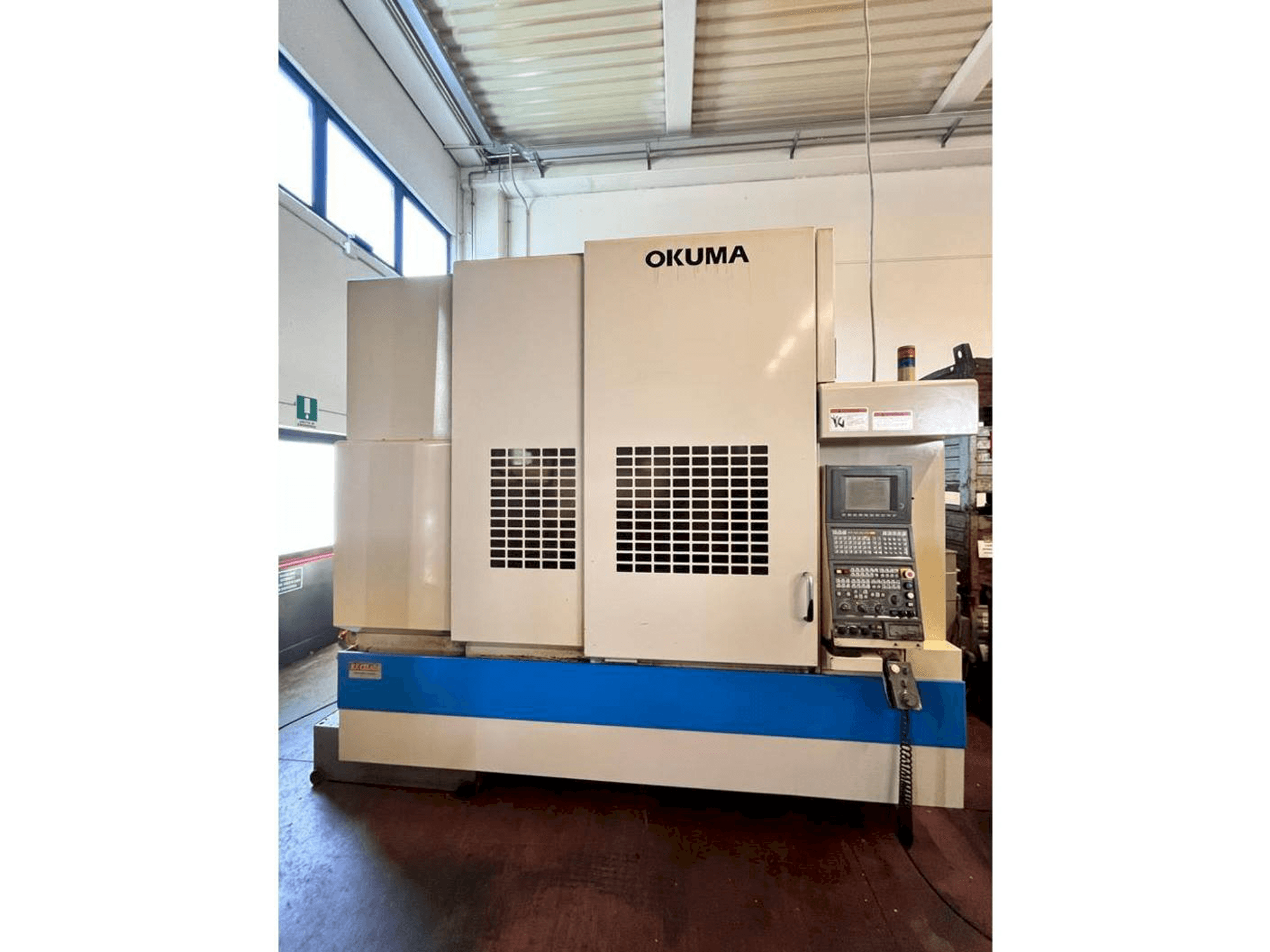 Widok z przodu maszyny Okuma MX55 VA