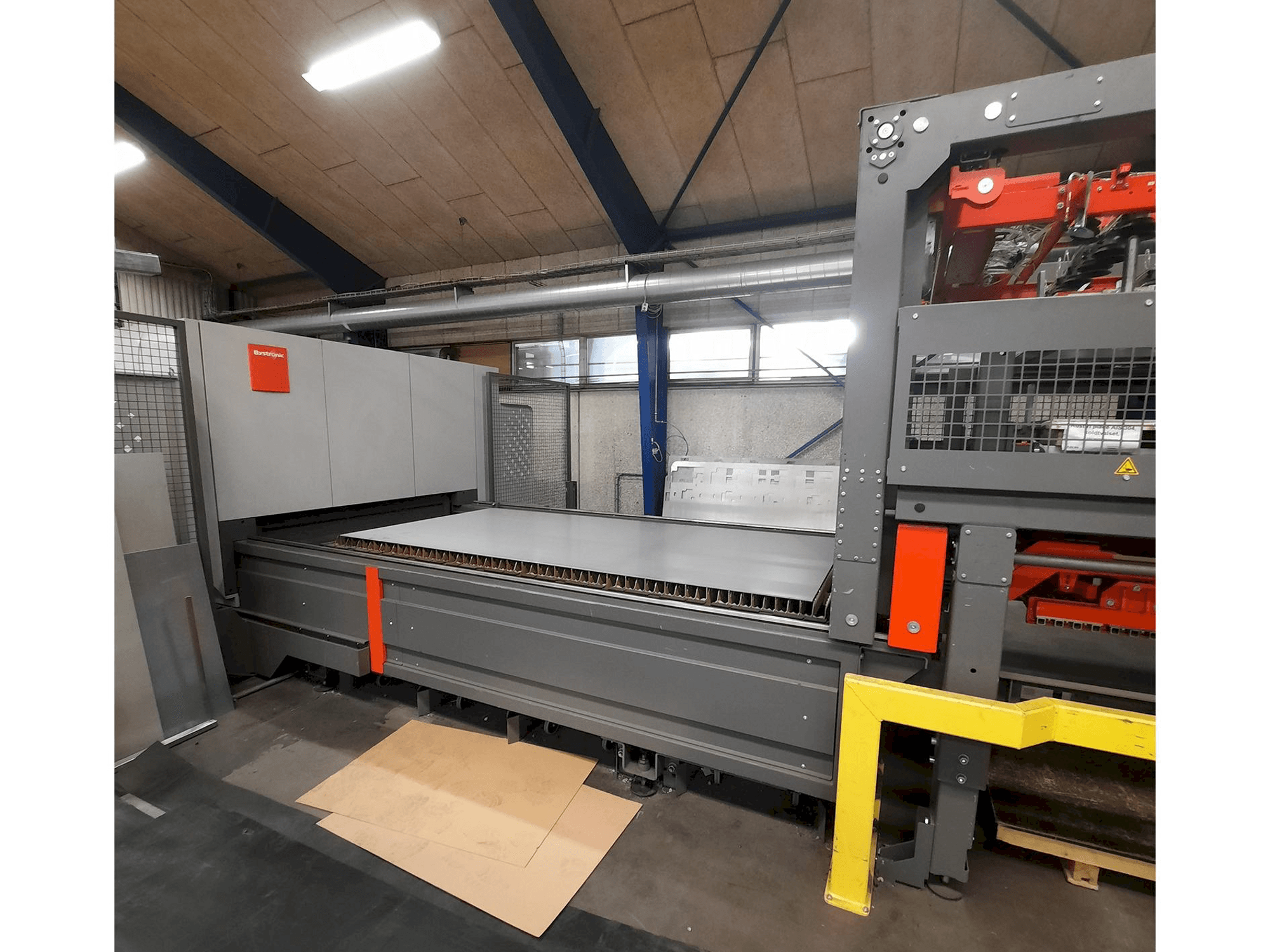 Widok z przodu maszyny Bystronic Bystar Fiber 3015 6KW + ByTrans Extended