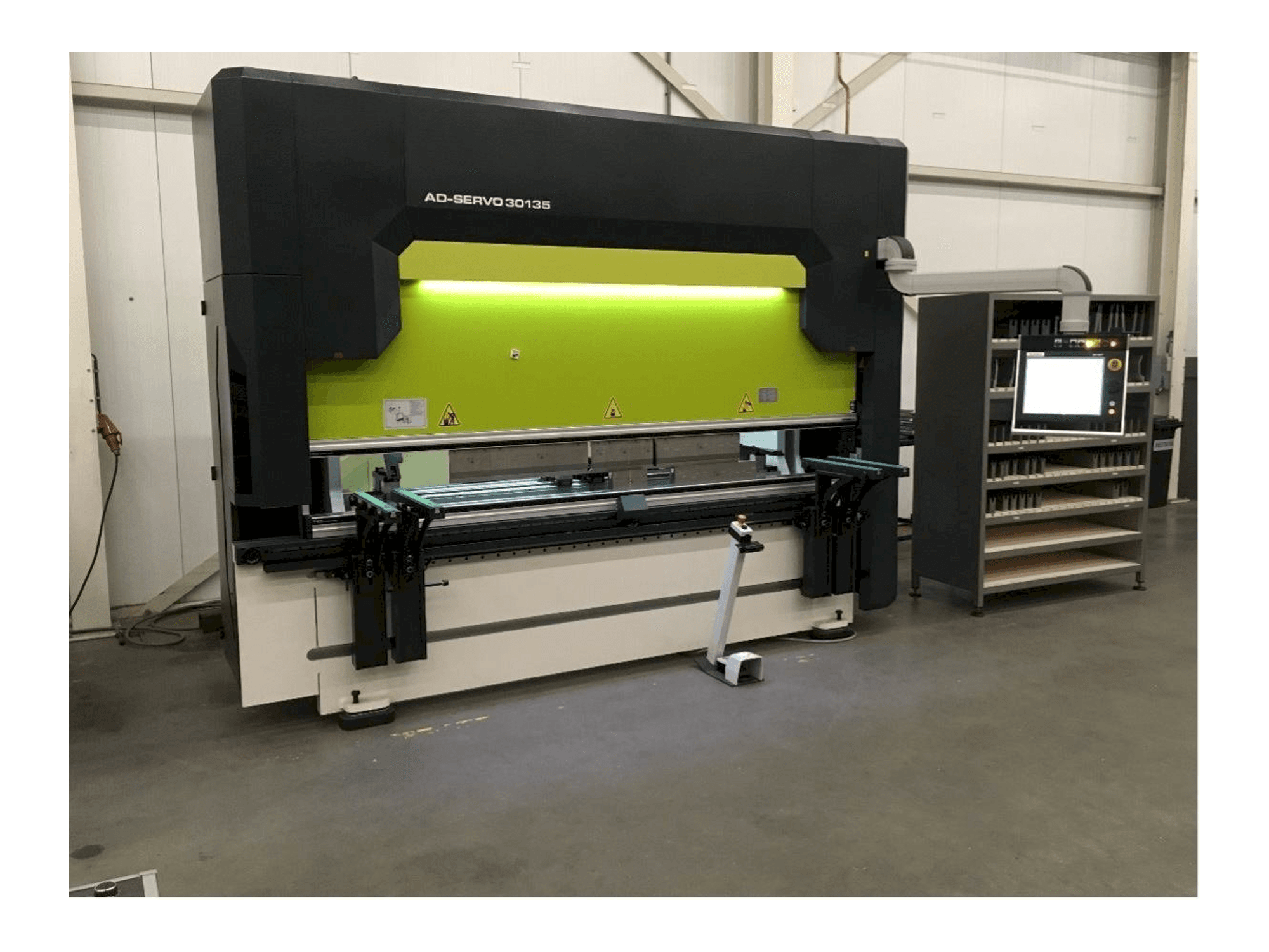 Widok z przodu maszyny Durma AD-S 30135 Servo