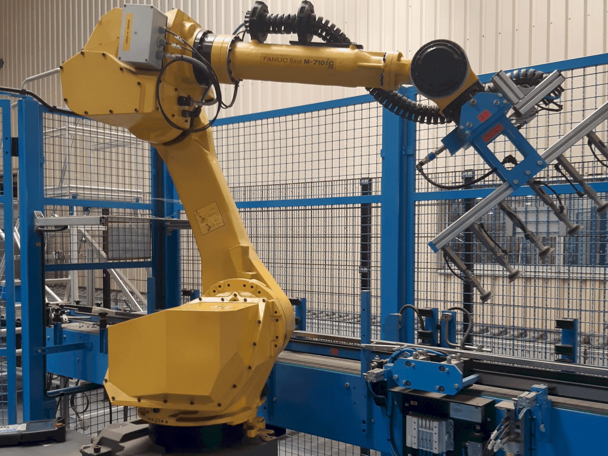 Widok z przodu maszyny FANUC M-710iC