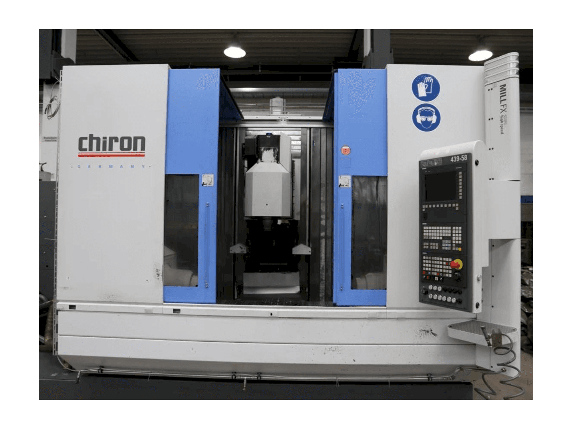 Widok z przodu maszyny CHIRON Mill 1250