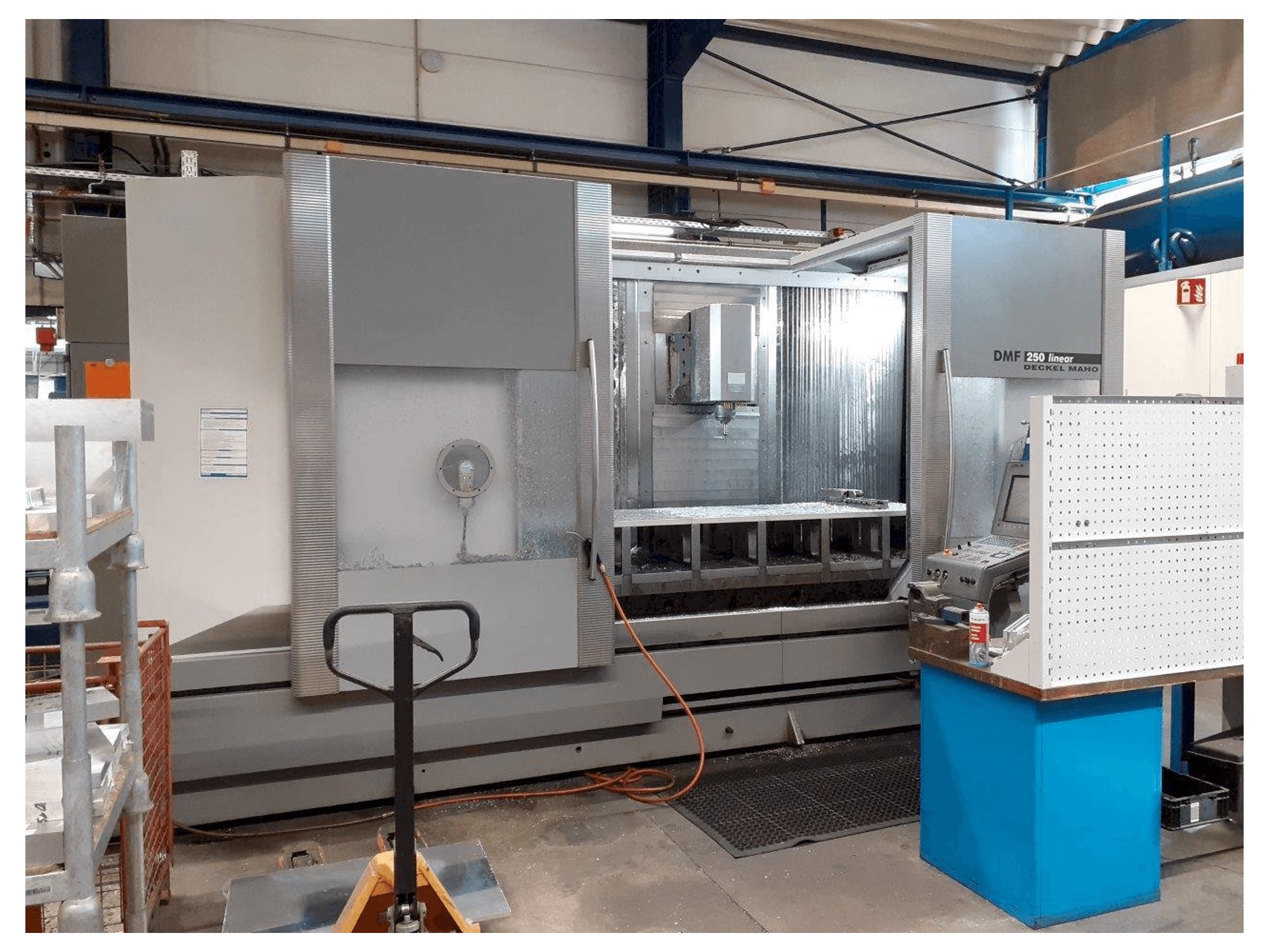 Widok z przodu maszyny DMG MORI DMF 250