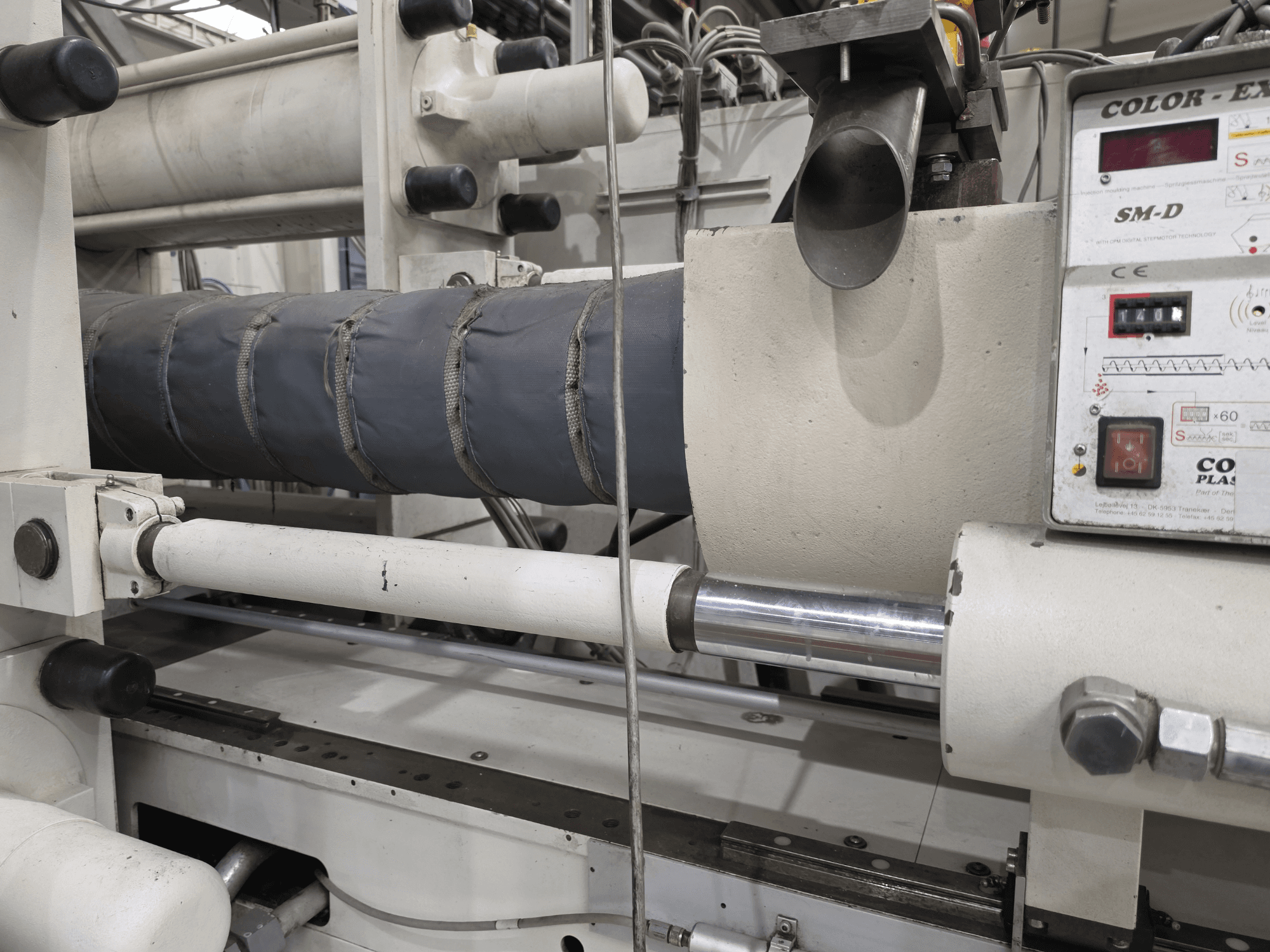 Hydrauliczna wtryskarka Krauss Maffei 350-3000 CX, widok z boku pokazujący panel sterowania temperaturą i elementy grzejne.