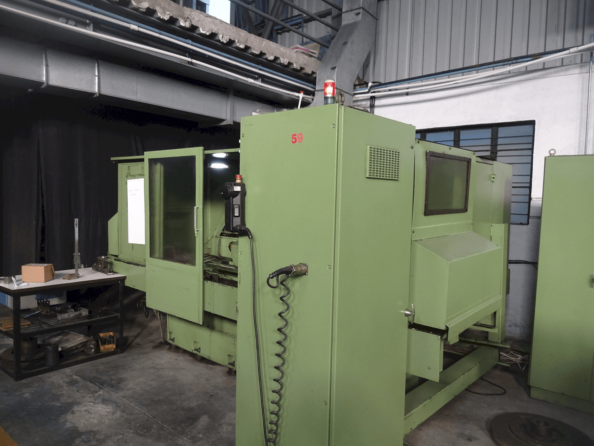 Widok z lewej maszyny LIVNIKA KIKINDA AAFD-63045CNC