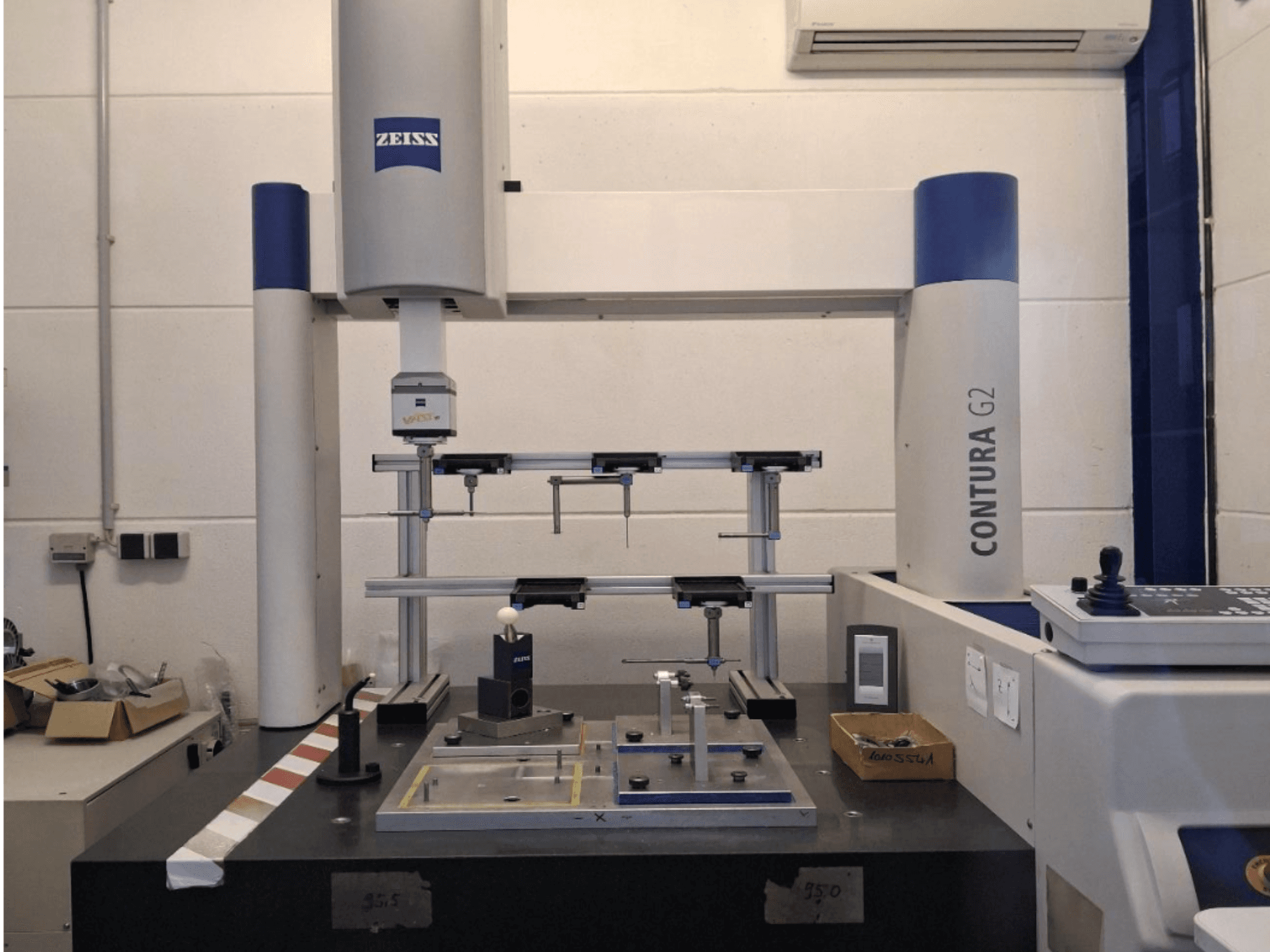 Współrzędnościowa maszyna pomiarowa ZEISS Contura G2 w warunkach laboratoryjnych, prezentująca aparaturę pomiarową i panel sterowania w widoku z przodu.