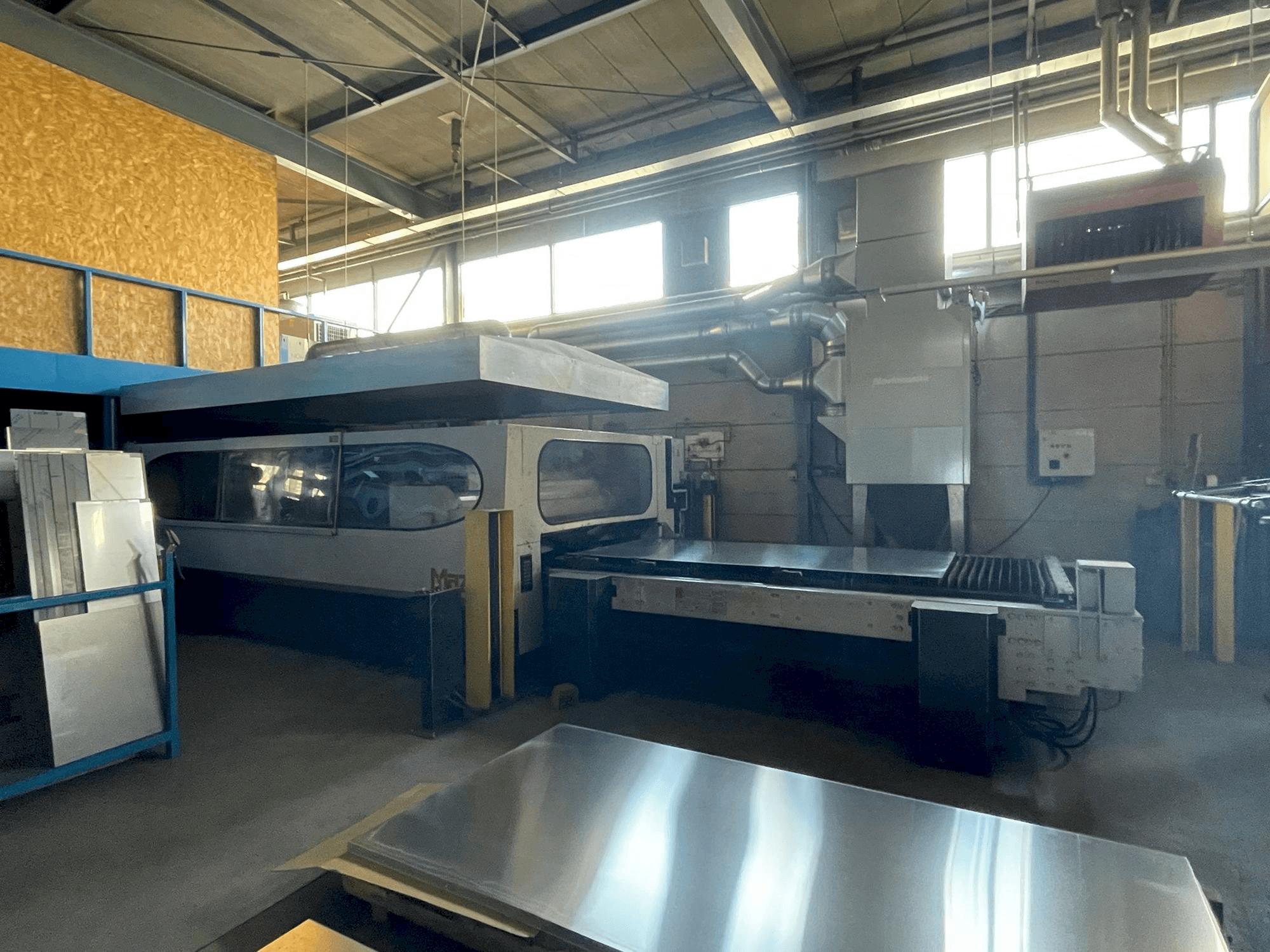 Widok z przodu maszyny Mazak HyperGear 510