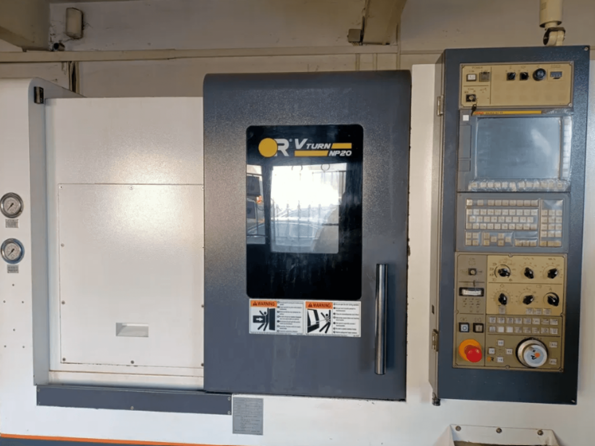 Widok z przodu maszyny CNC OR VTURN NP20 z panelem sterowania z przyciskami, wyświetlaczem i wskaźnikami z boku.