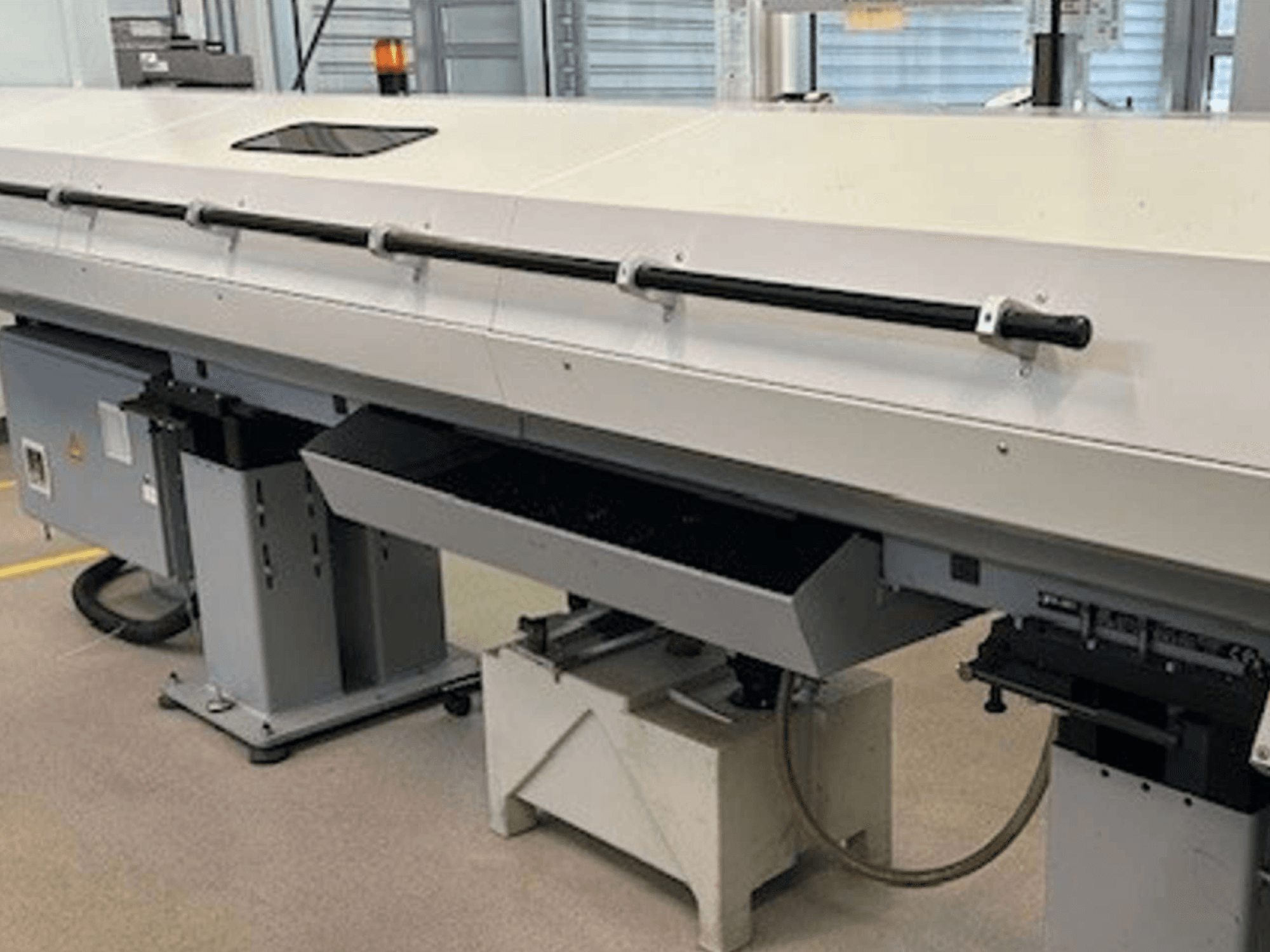 Widok z przodu frezarki górnowrzecionowej Index G 200 RATIO LINE, prezentujący jej elegancki wygląd i funkcjonalny panel sterowania.