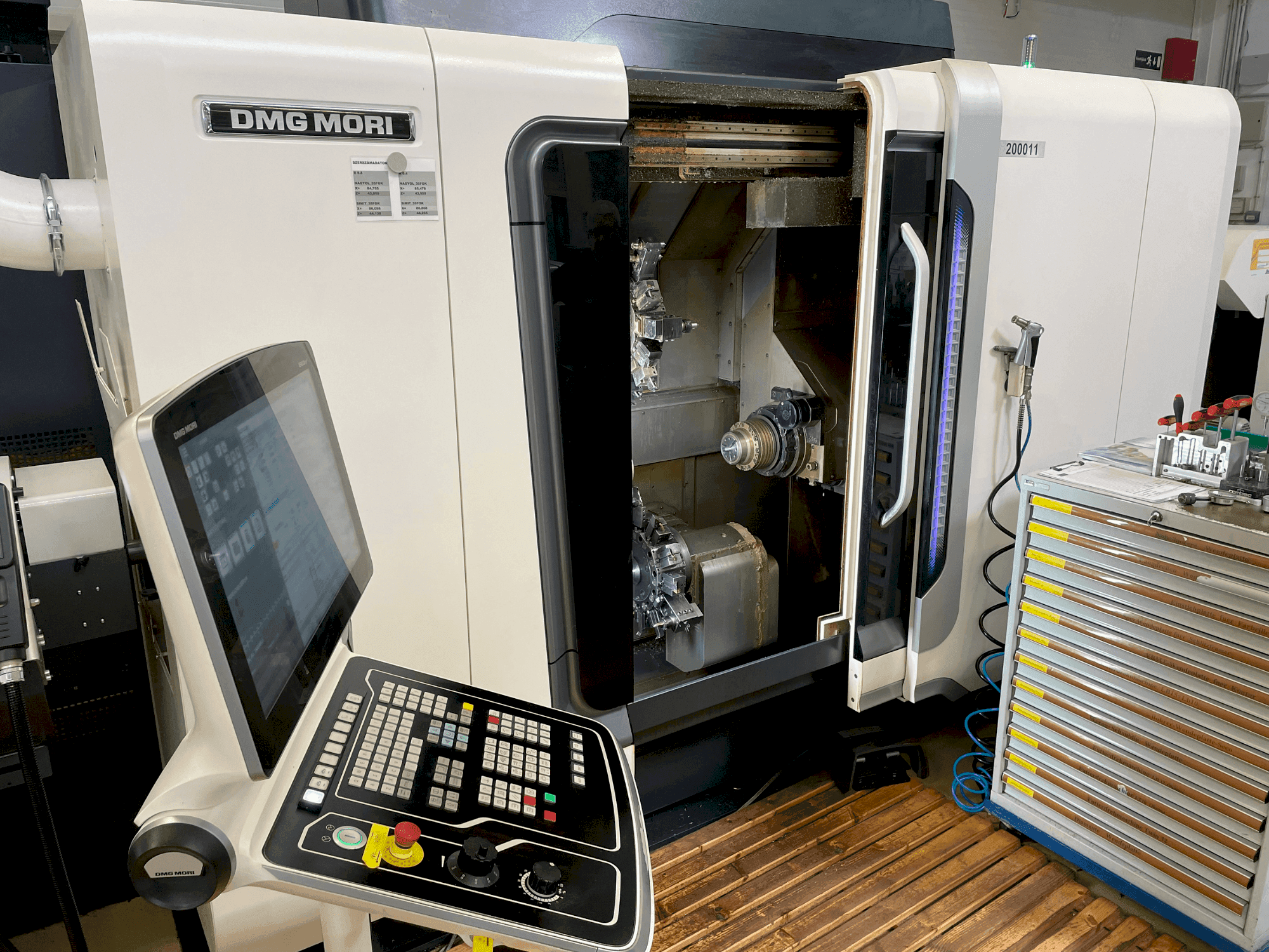 Widok z lewej maszyny DMG MORI Sprint 50 2T