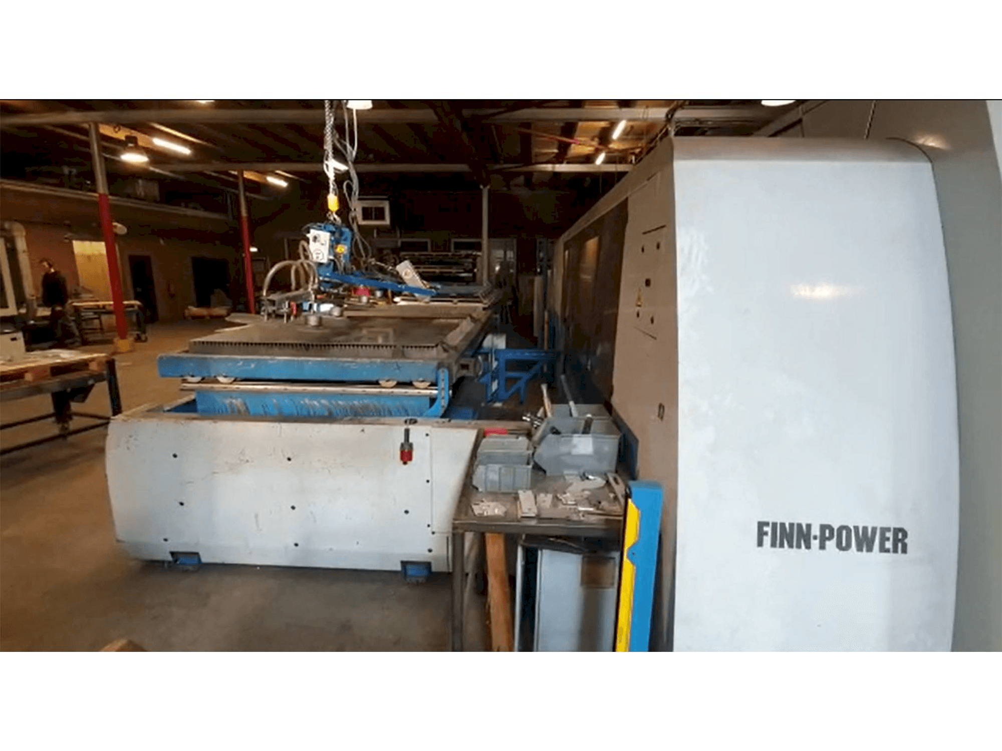 Widok z przodu maszyny Finn-Power L6 4kW CO2