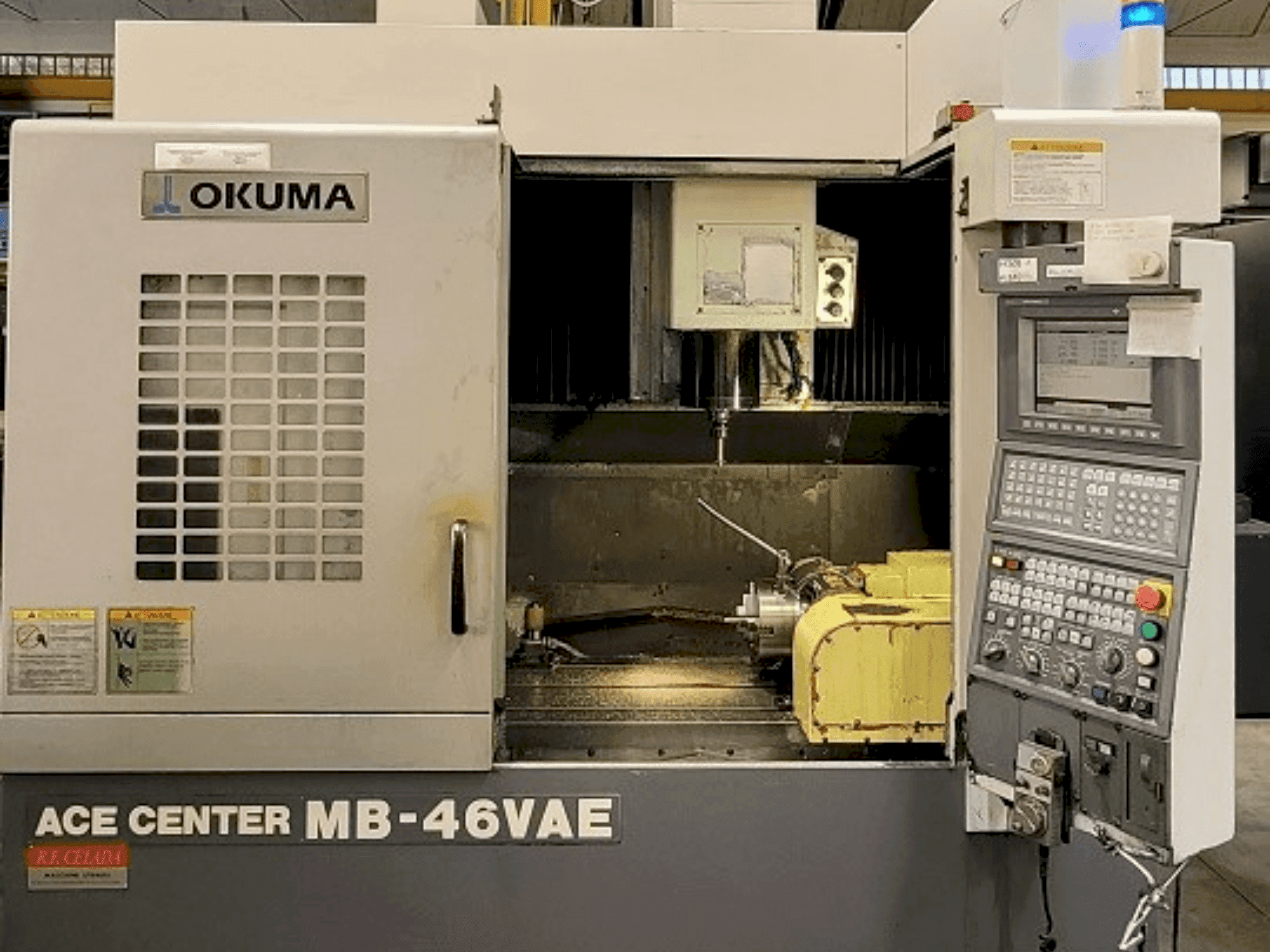 Widok z przodu maszyny Okuma MB-46VAE
