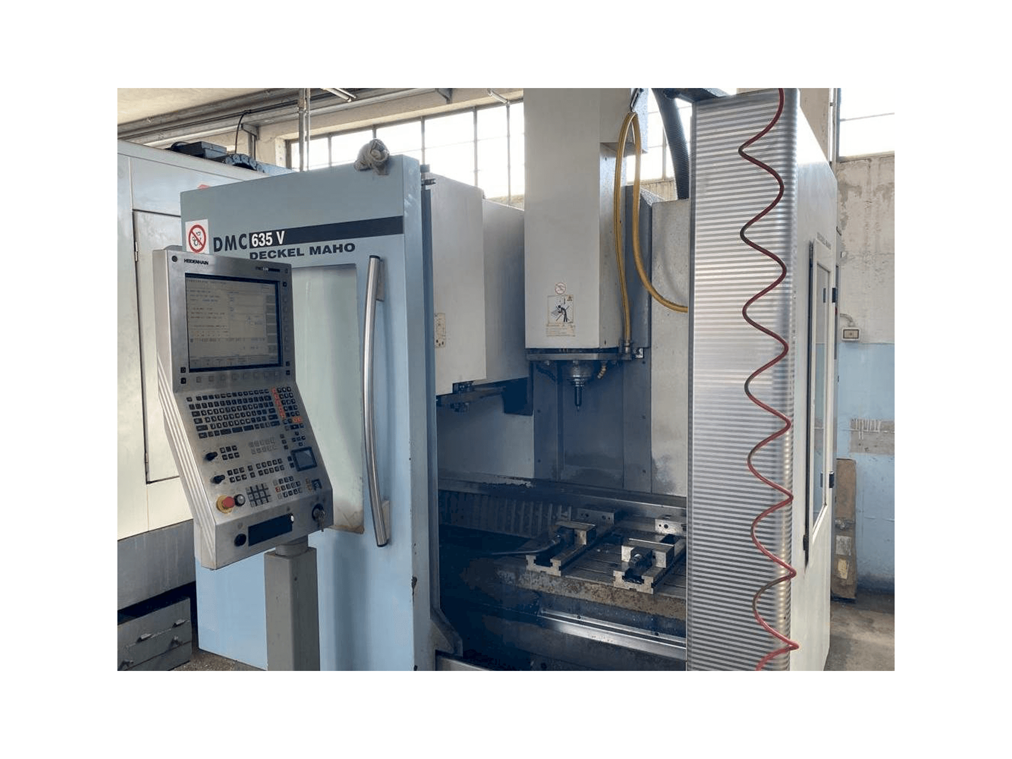 Widok z przodu maszyny DECKEL MAHO DMC 635V