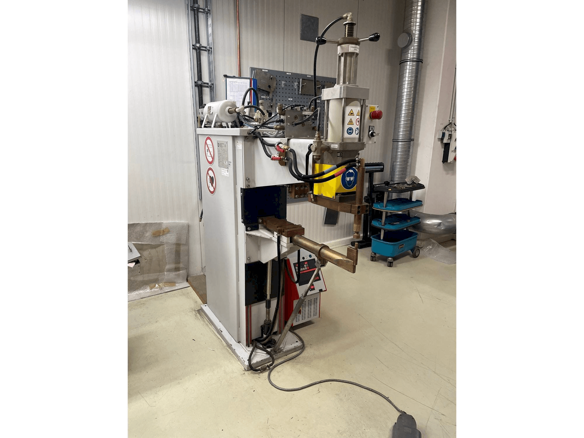 Widok z przodu maszyny ESD 8212 S