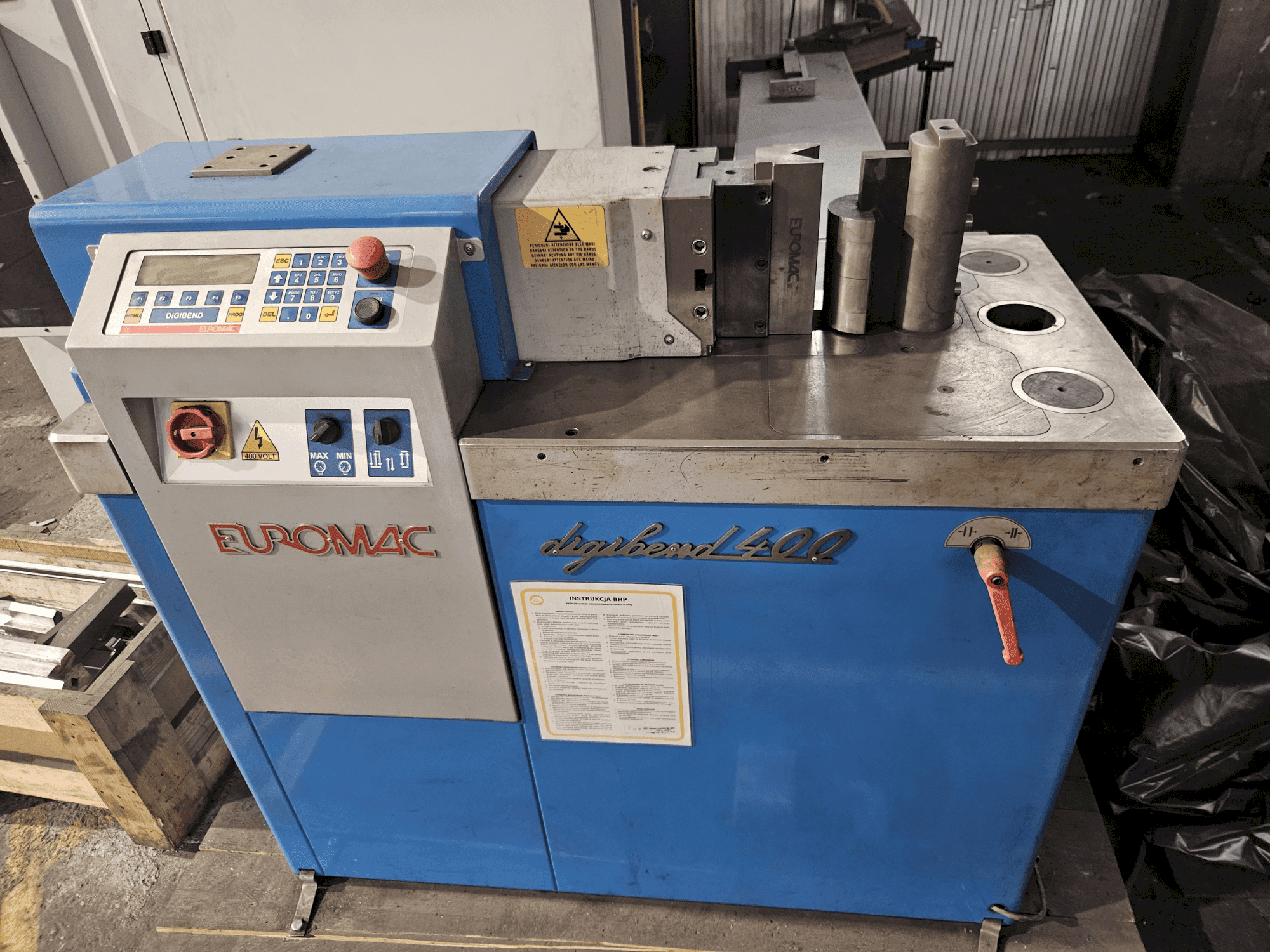 Widok z przodu maszyny Euromac DIGIBEND 400 CNC