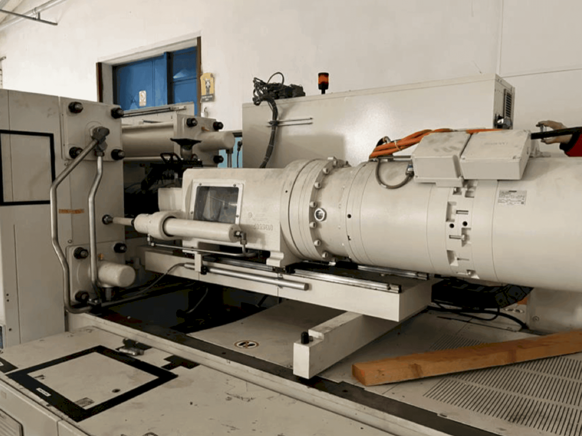 Widok z przodu maszyny Krauss Maffei 200-750 CX