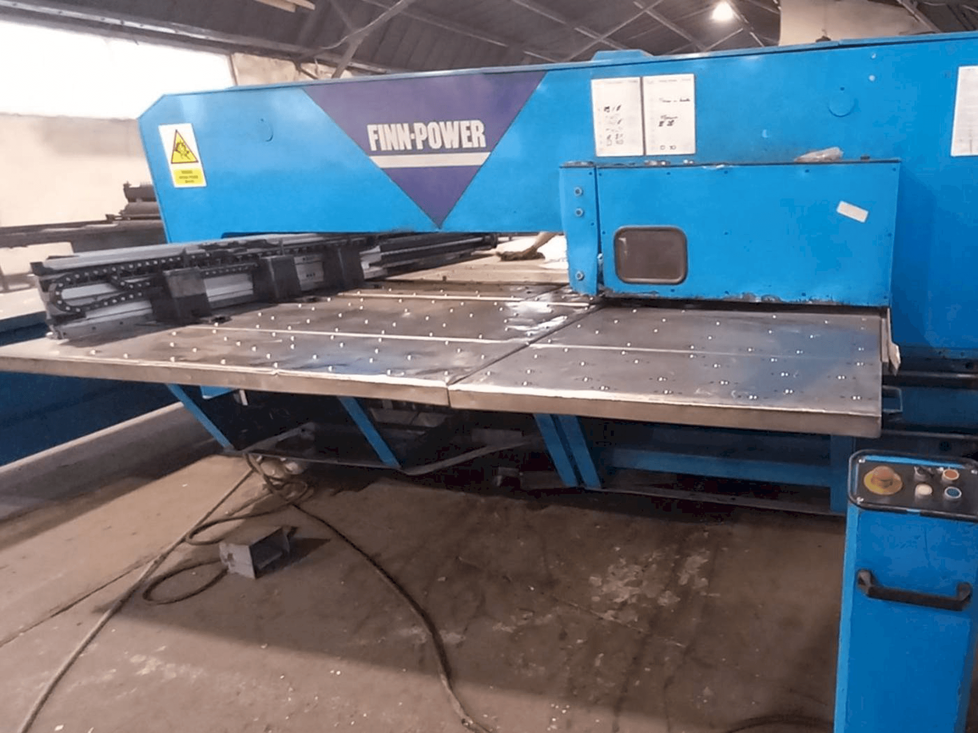 Widok z przodu maszyny Finn-Power TP2515I/21/AM