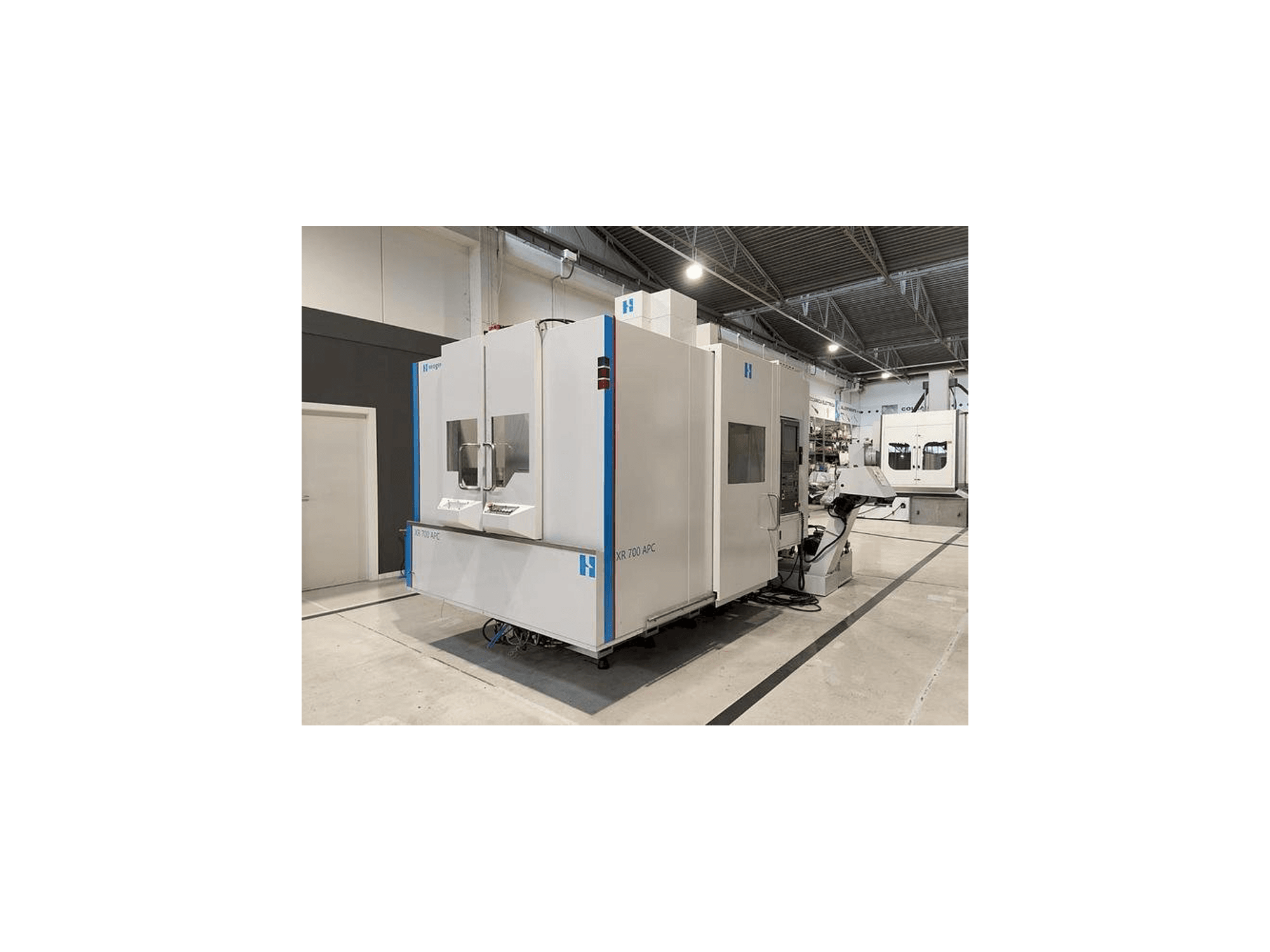 Widok z przodu maszyny Bridgeport XR-700 APC