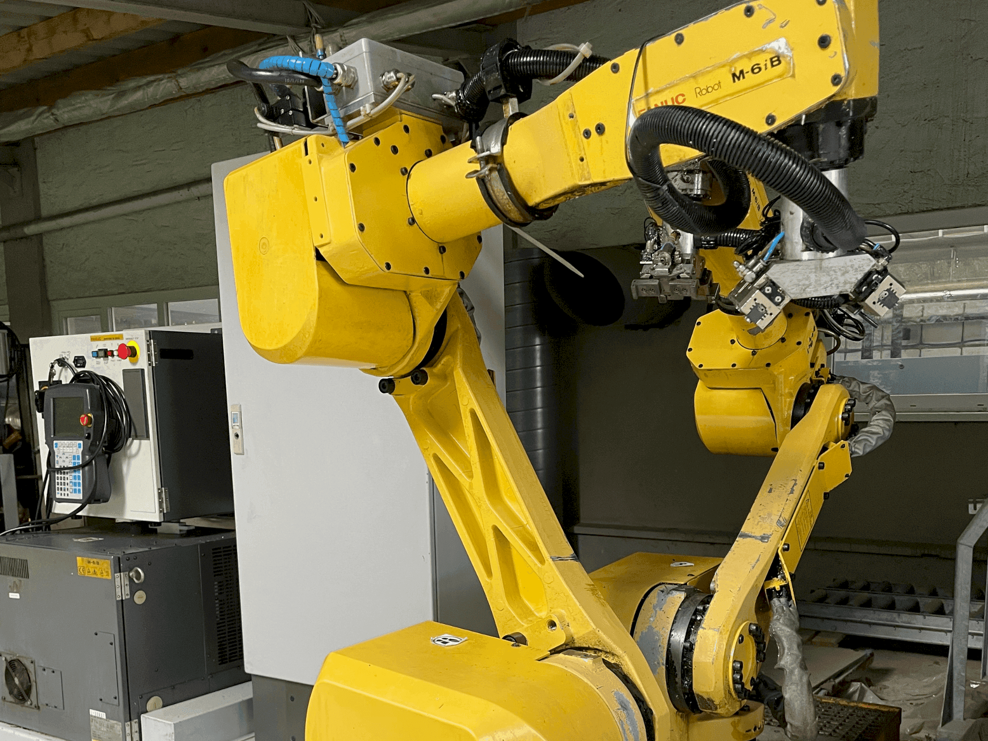 Widok z przodu maszyny FANUC M-6iB
