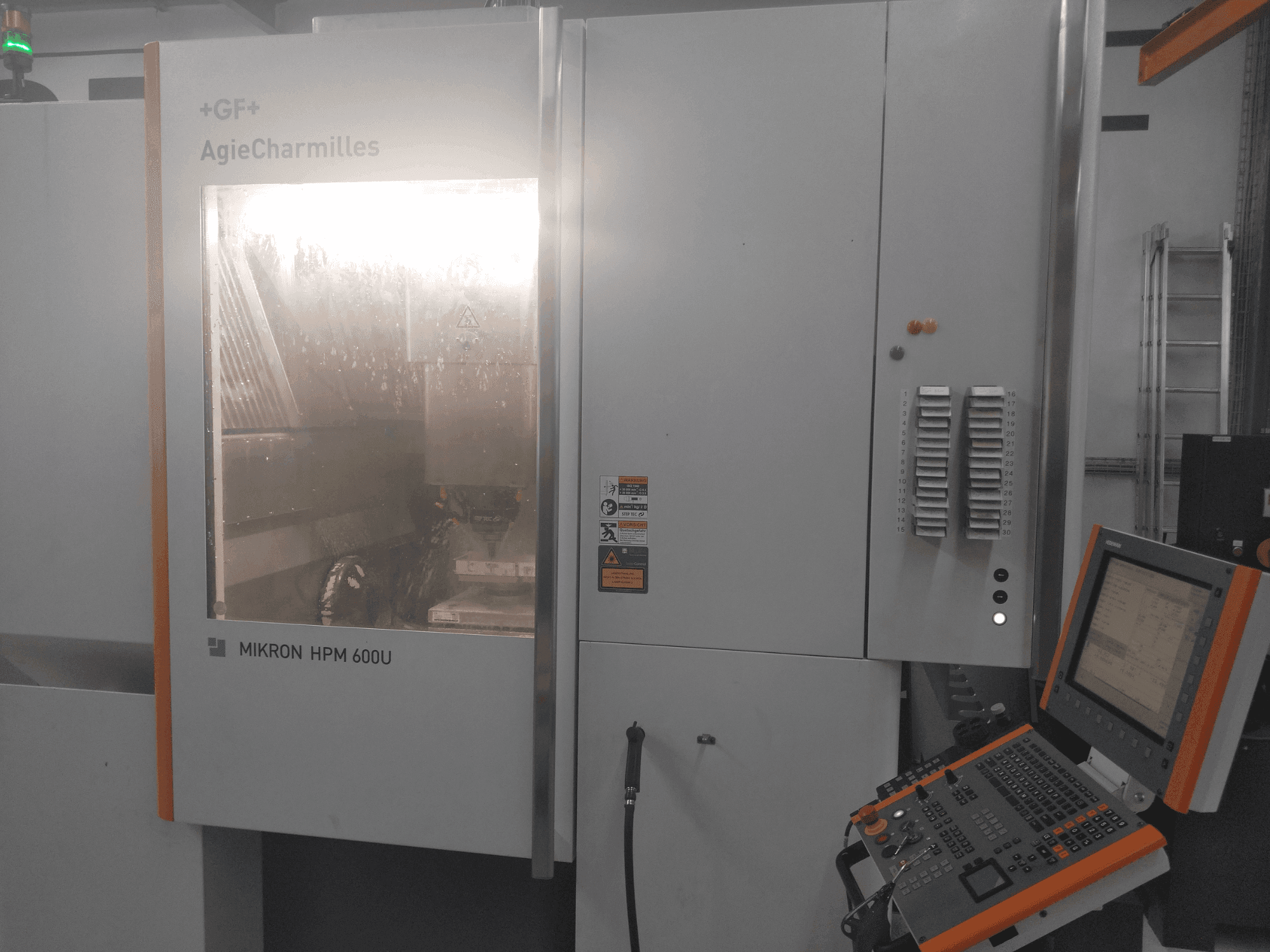 Widok z przodu maszyny MIKRON HPM 600U