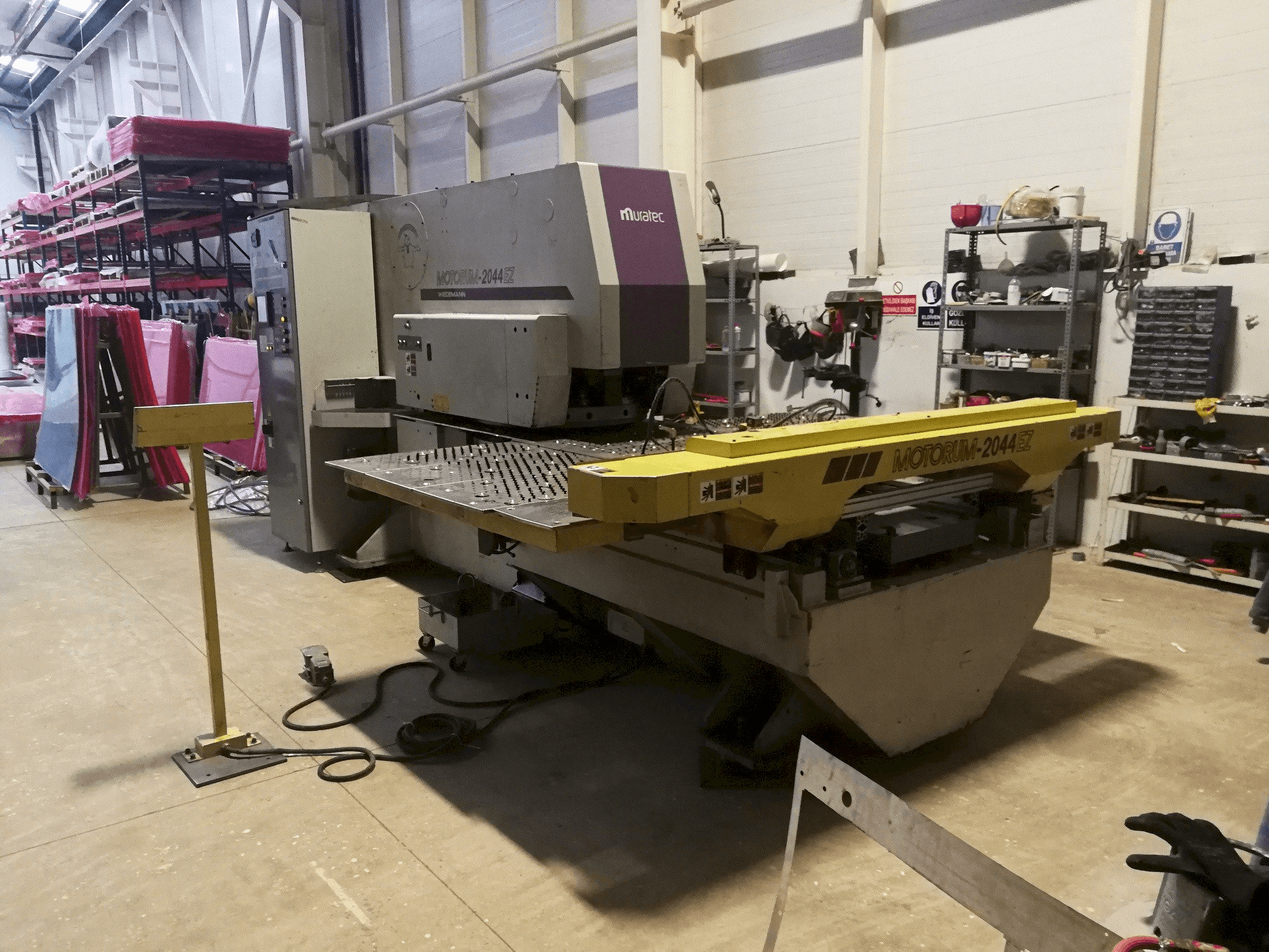 Widok lewej strony maszyny Muratec Motorum 2044 EZ