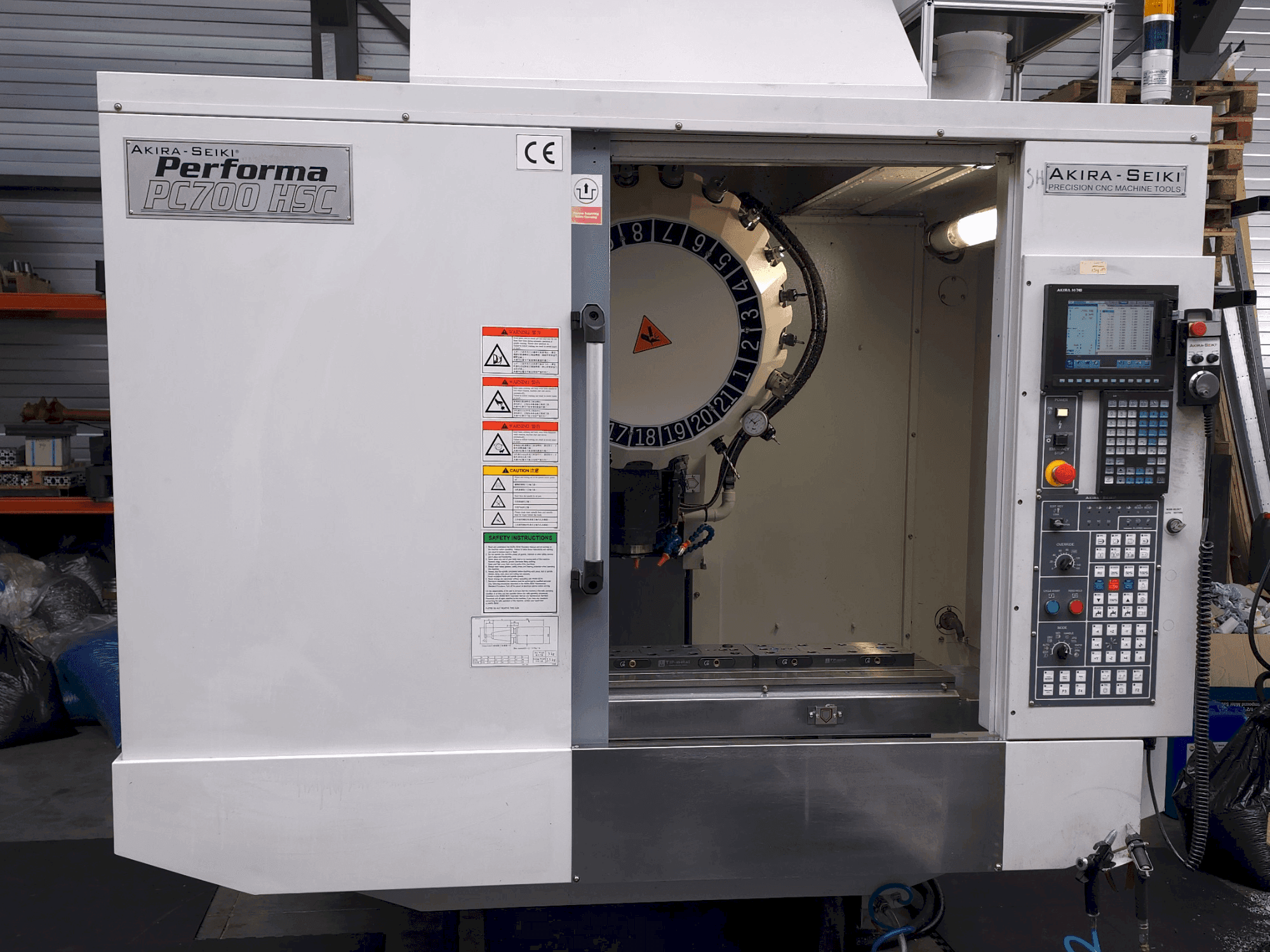 Widok z przodu maszyny Akira Seiki PC700HSC