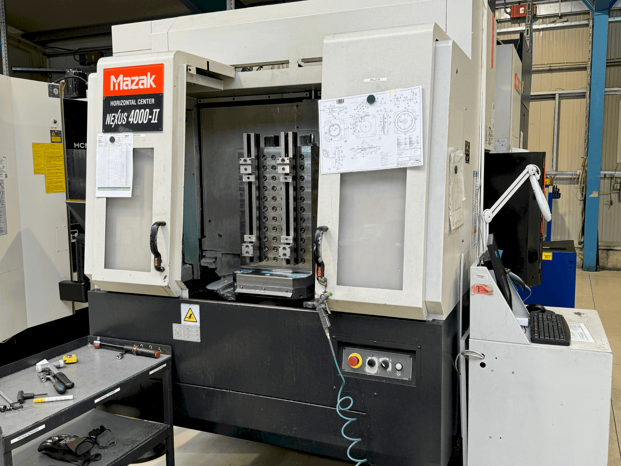 Widok z przodu maszyny Mazak HCN 4000 II