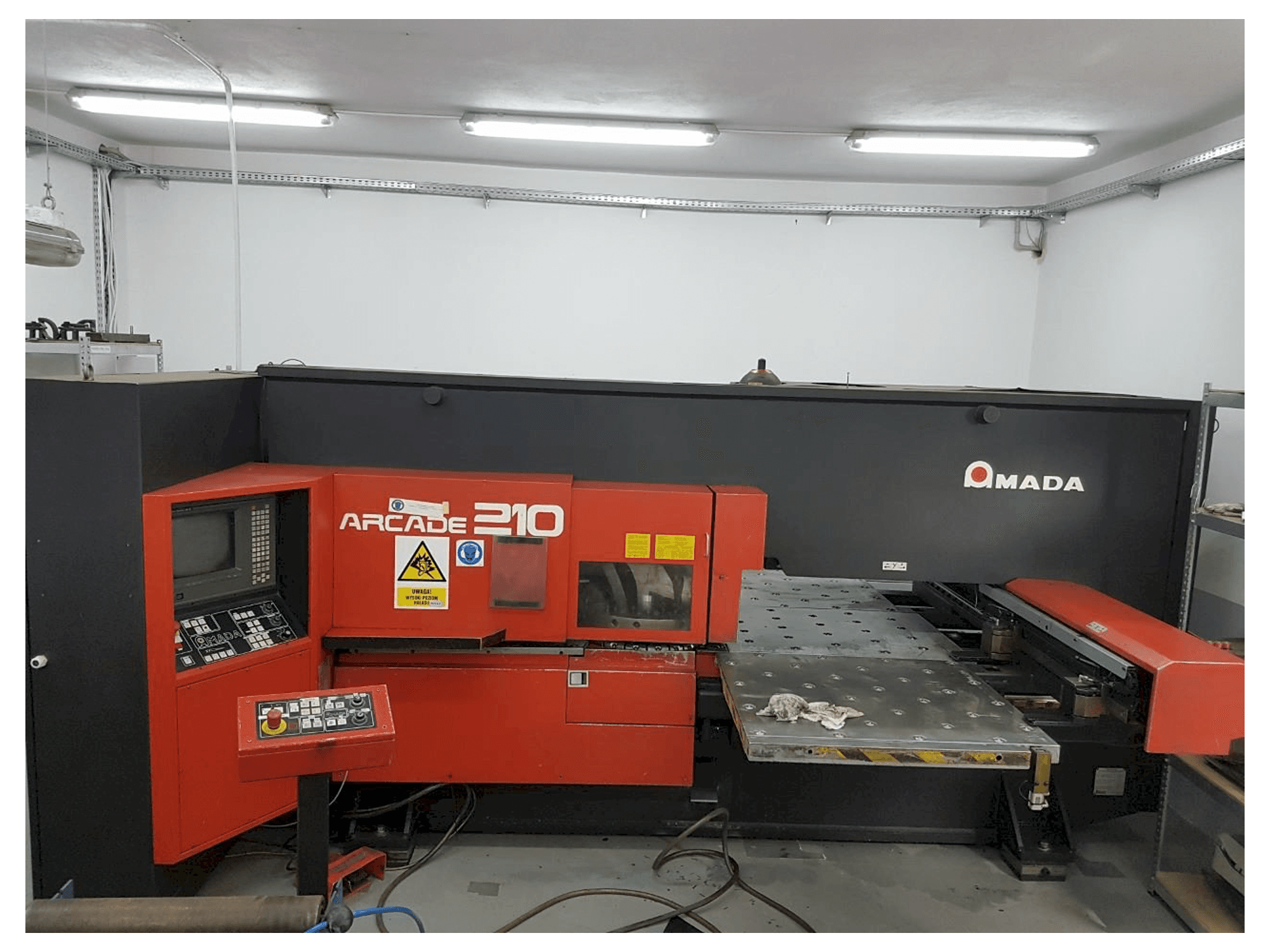 Widok z przodu maszyny AMADA ARCADE 210