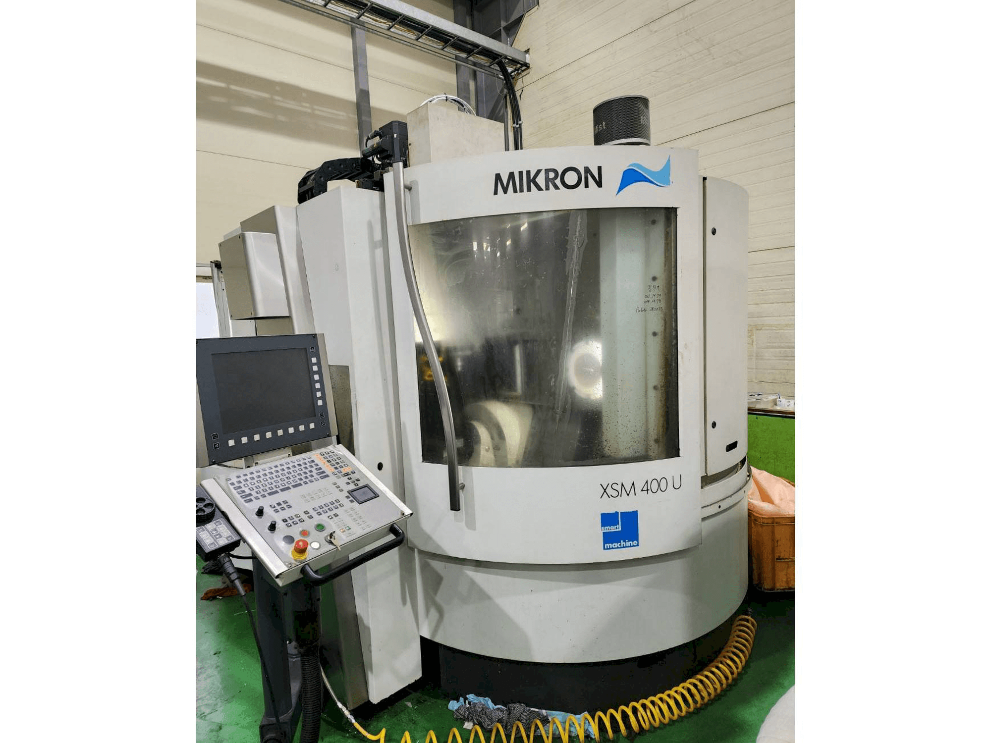 Widok z przodu maszyny MIKRON XSM 400 U