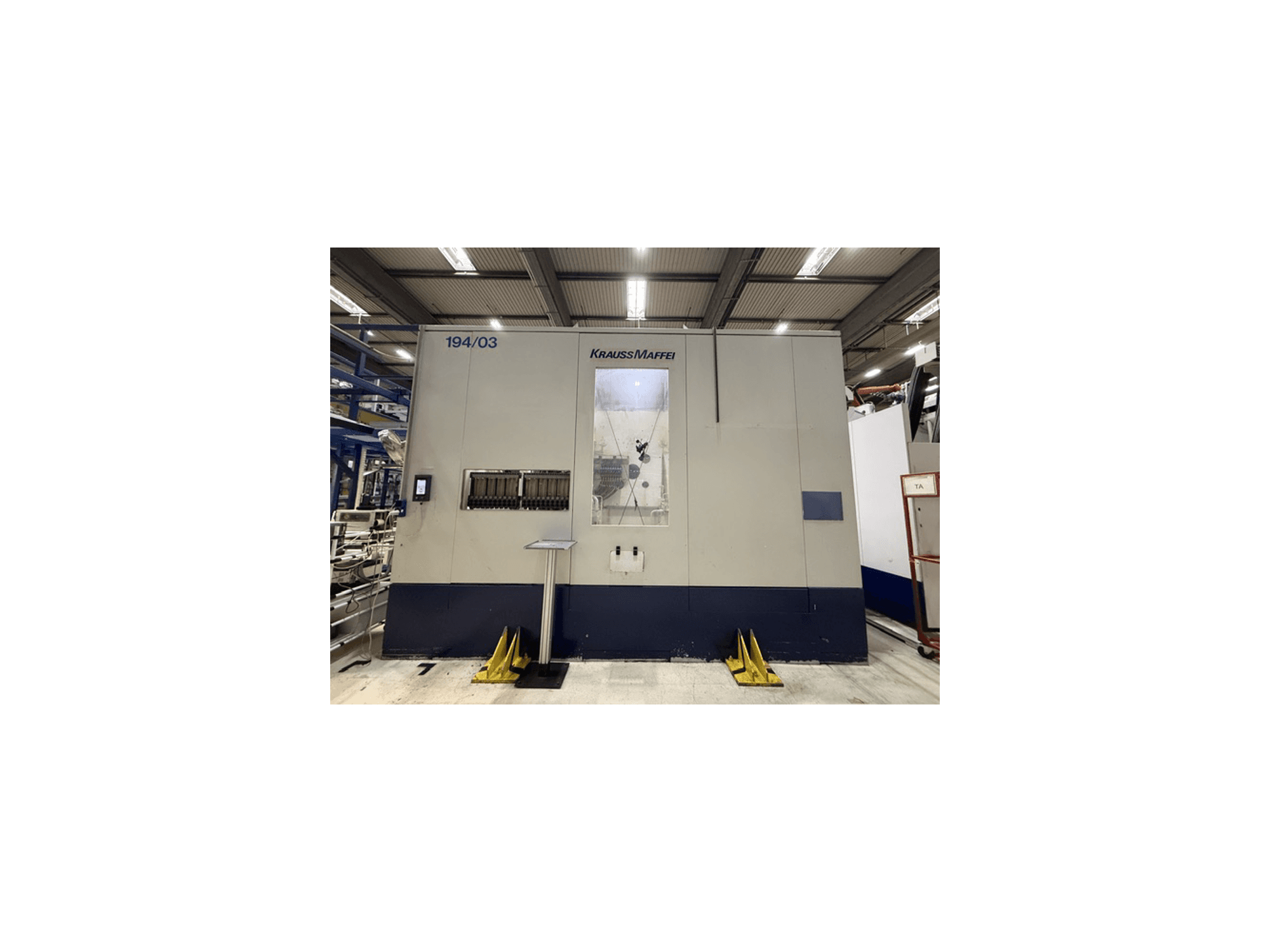 Hydrauliczna wtryskarka Krauss Maffei 4000-24500 MC – widok z przodu przedstawiający panel sterowania i obszar operacyjny.