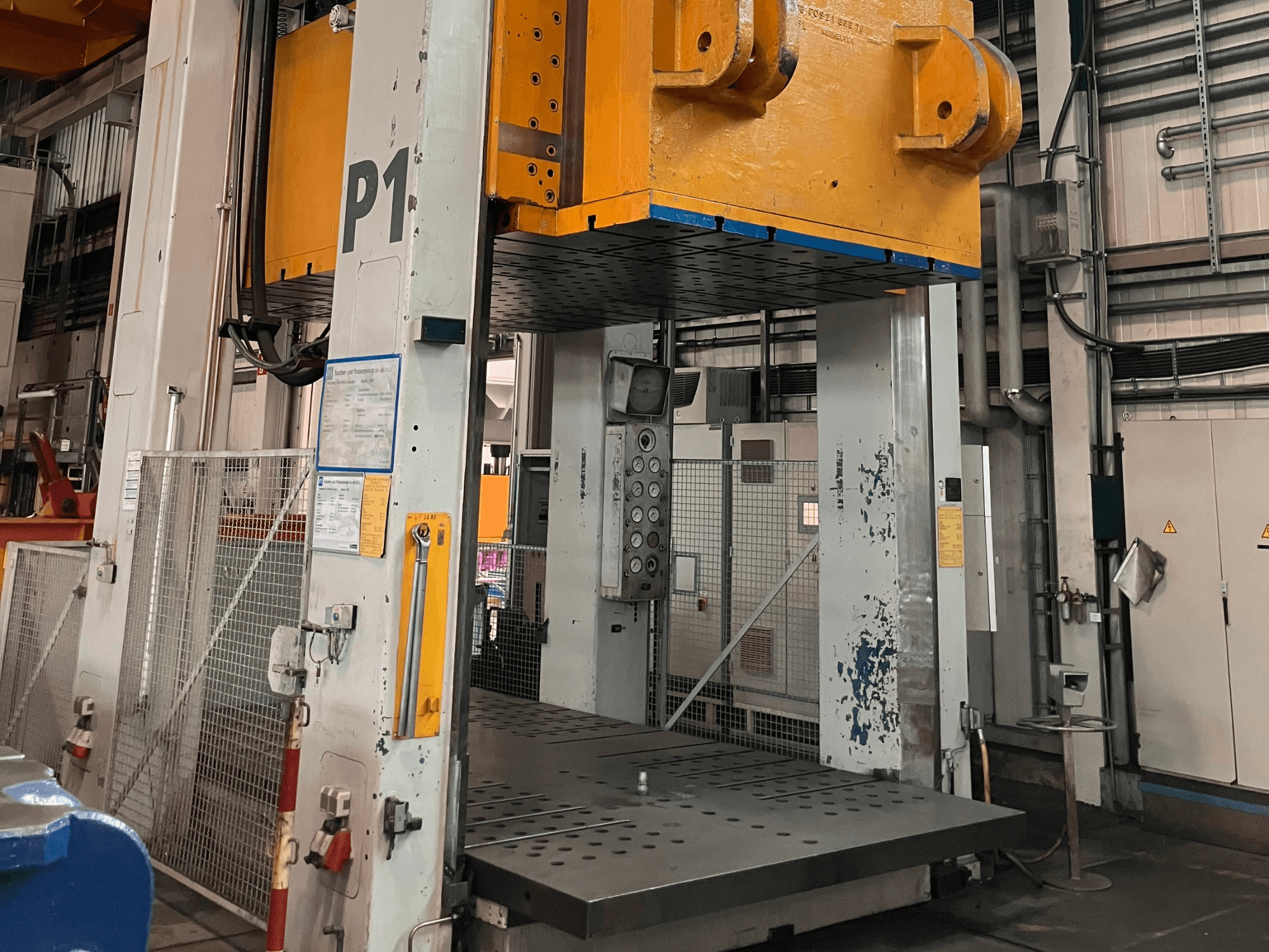 Prasa hydrauliczna FRITZ MULLER ZAE 400-25.1.1, widok z przodu, przedstawiający panel sterowania i dużą platformę prasową w otoczeniu przemysłowym.