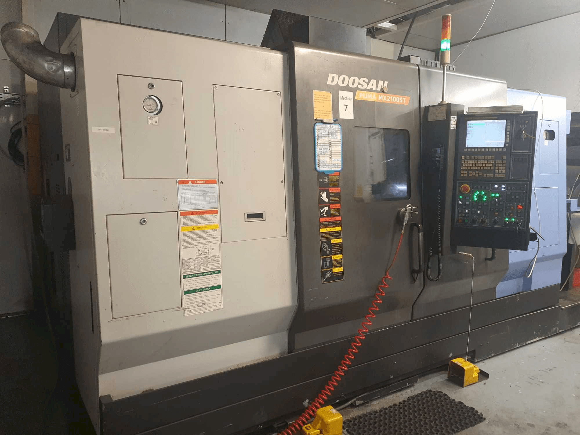 Widok z przodu maszyny Doosan Puma MX2100ST