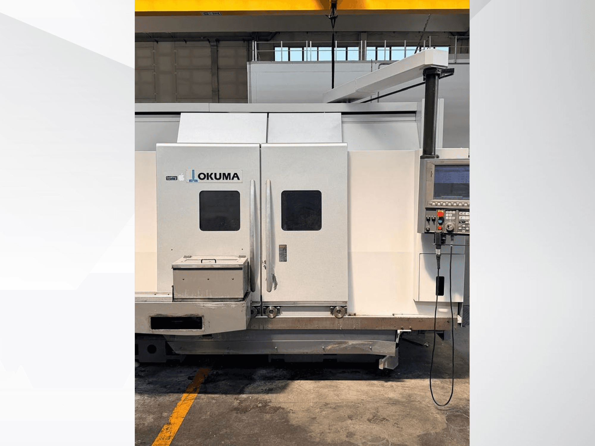 Pozioma tokarka Okuma LB 3000 EX MYW 800, widok z boku, przedstawiający panel sterowania i drzwiczki dostępowe.