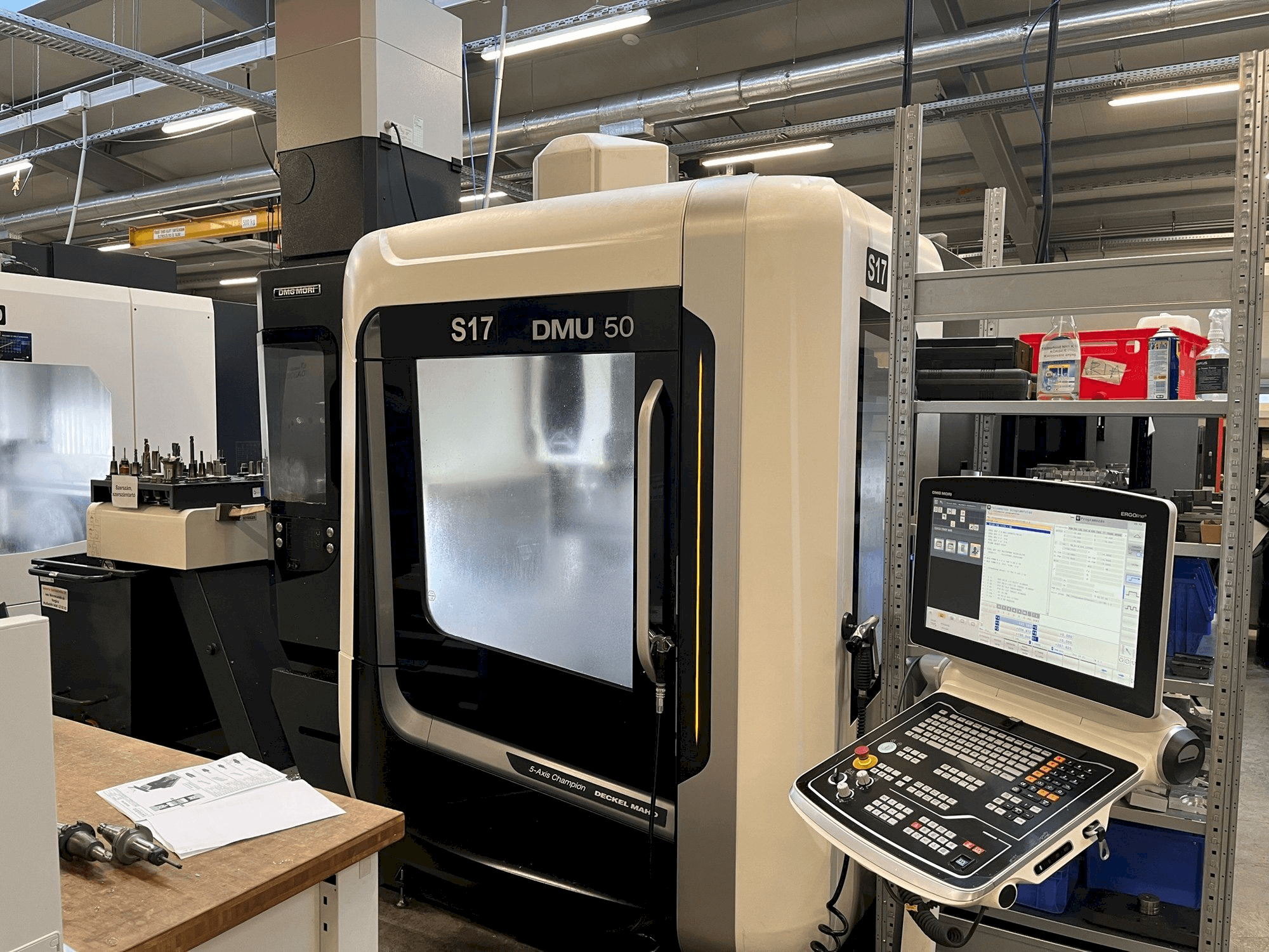 Widok z przodu maszyny DMG MORI DMU 50
