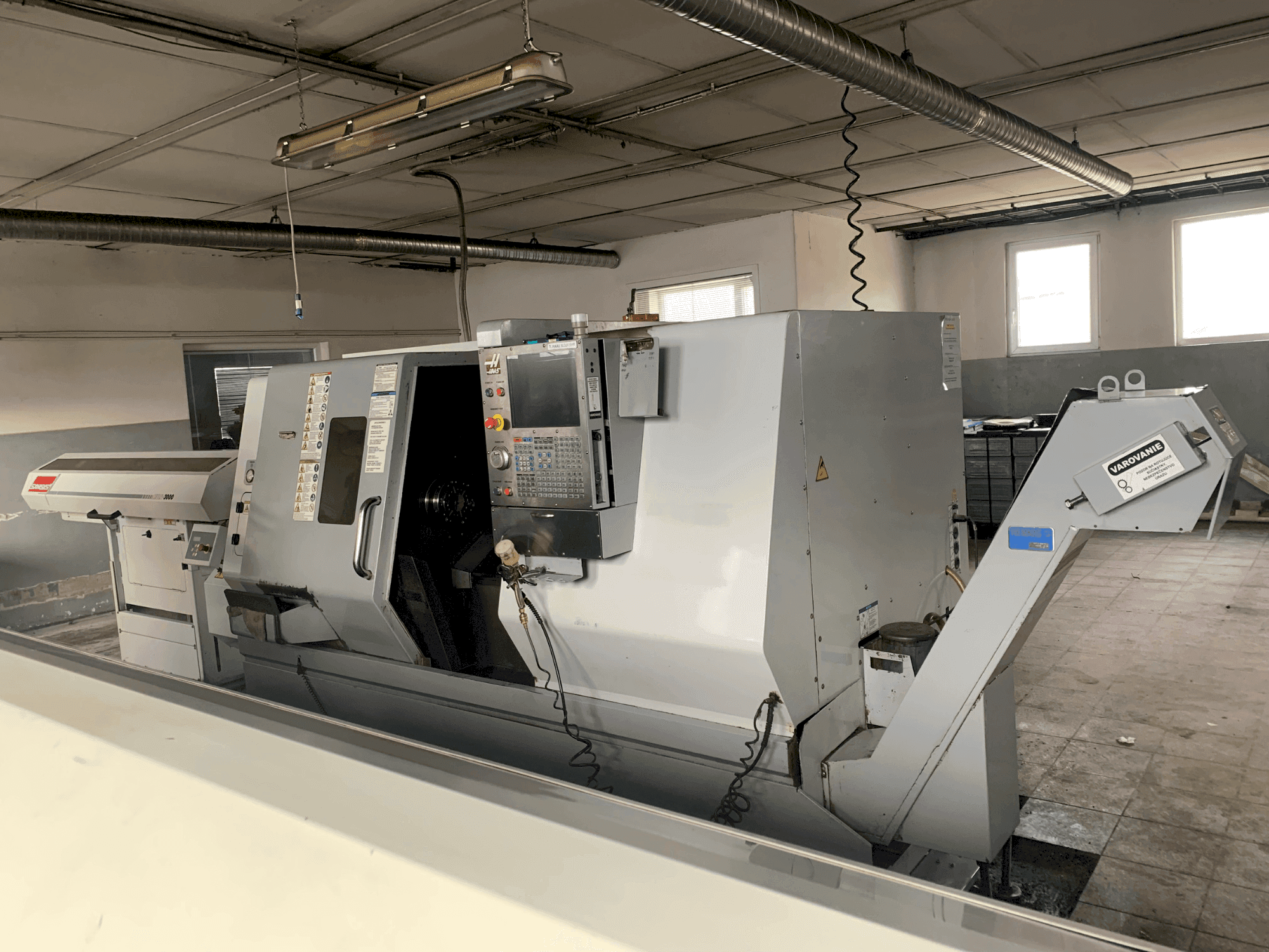 Widok z przodu maszyny HAAS SL-30TBHE