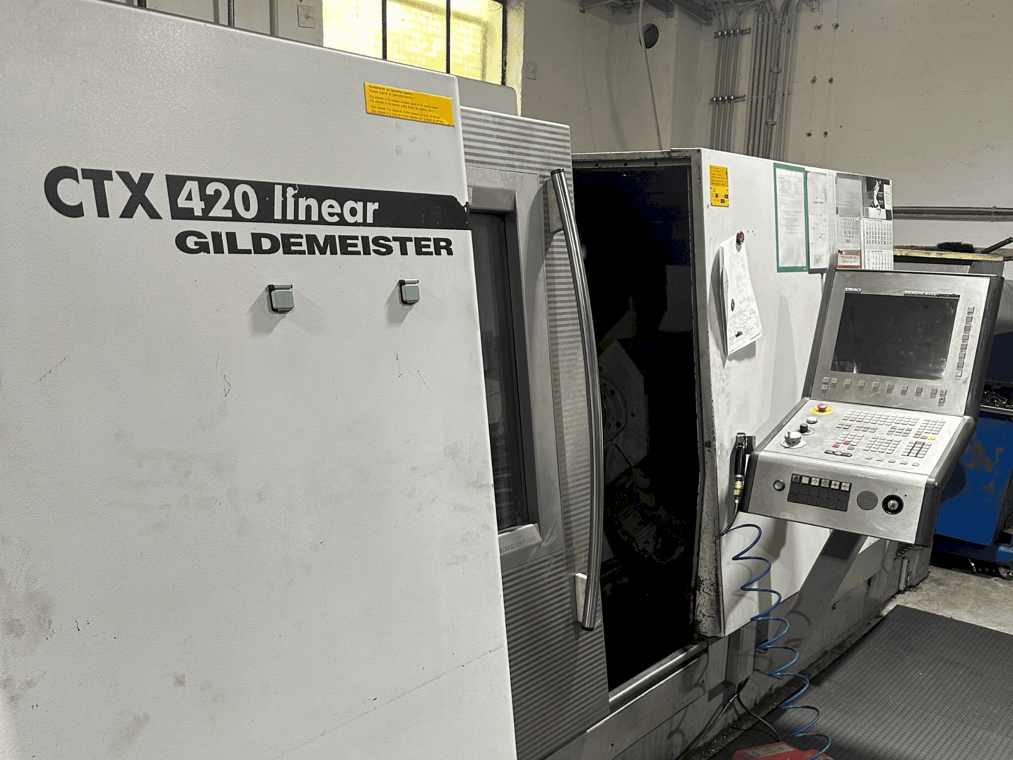 Widok z przodu maszyny DMG CTX 420 Linear V6